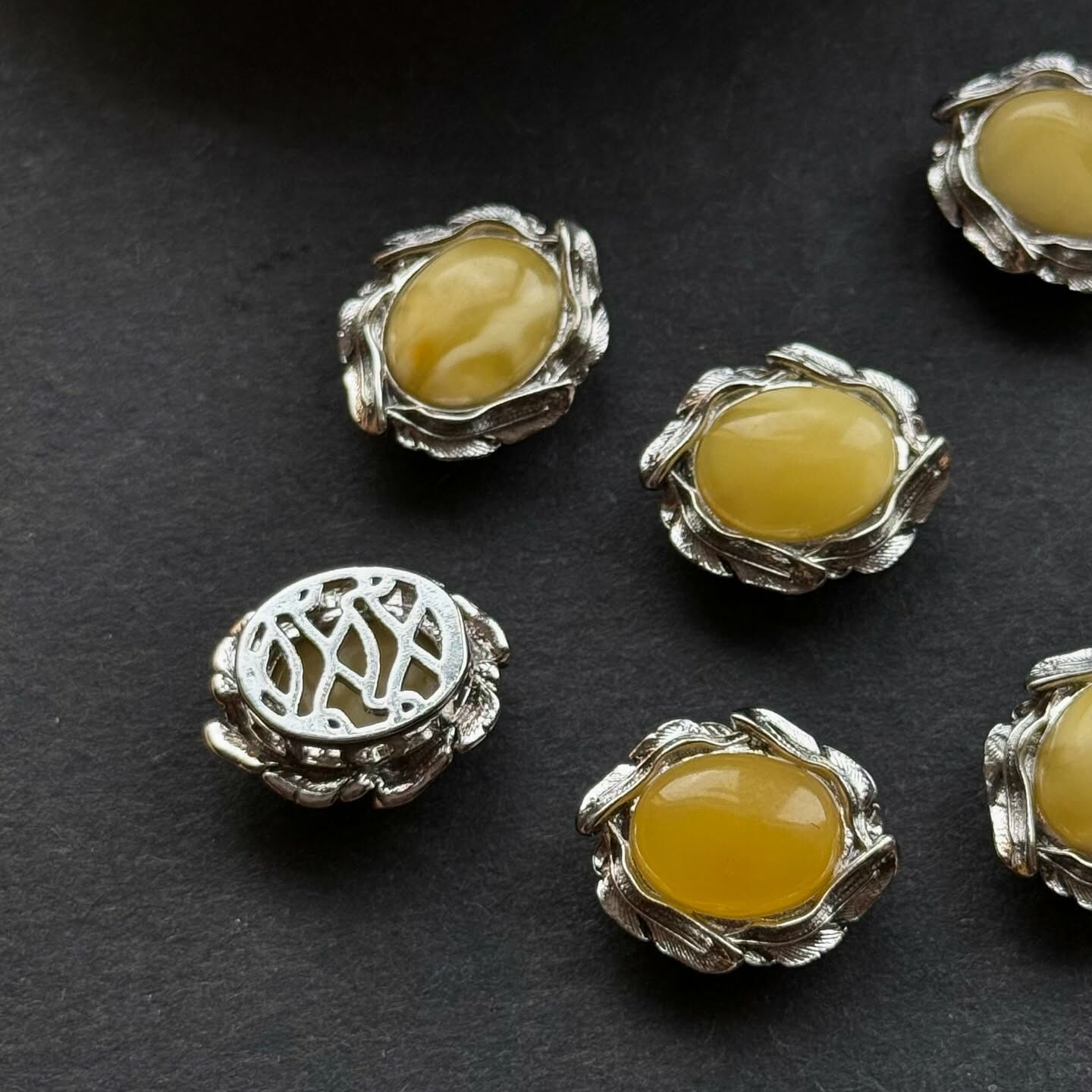 [原石] 蜜蠟（通孔）水晶魔盒