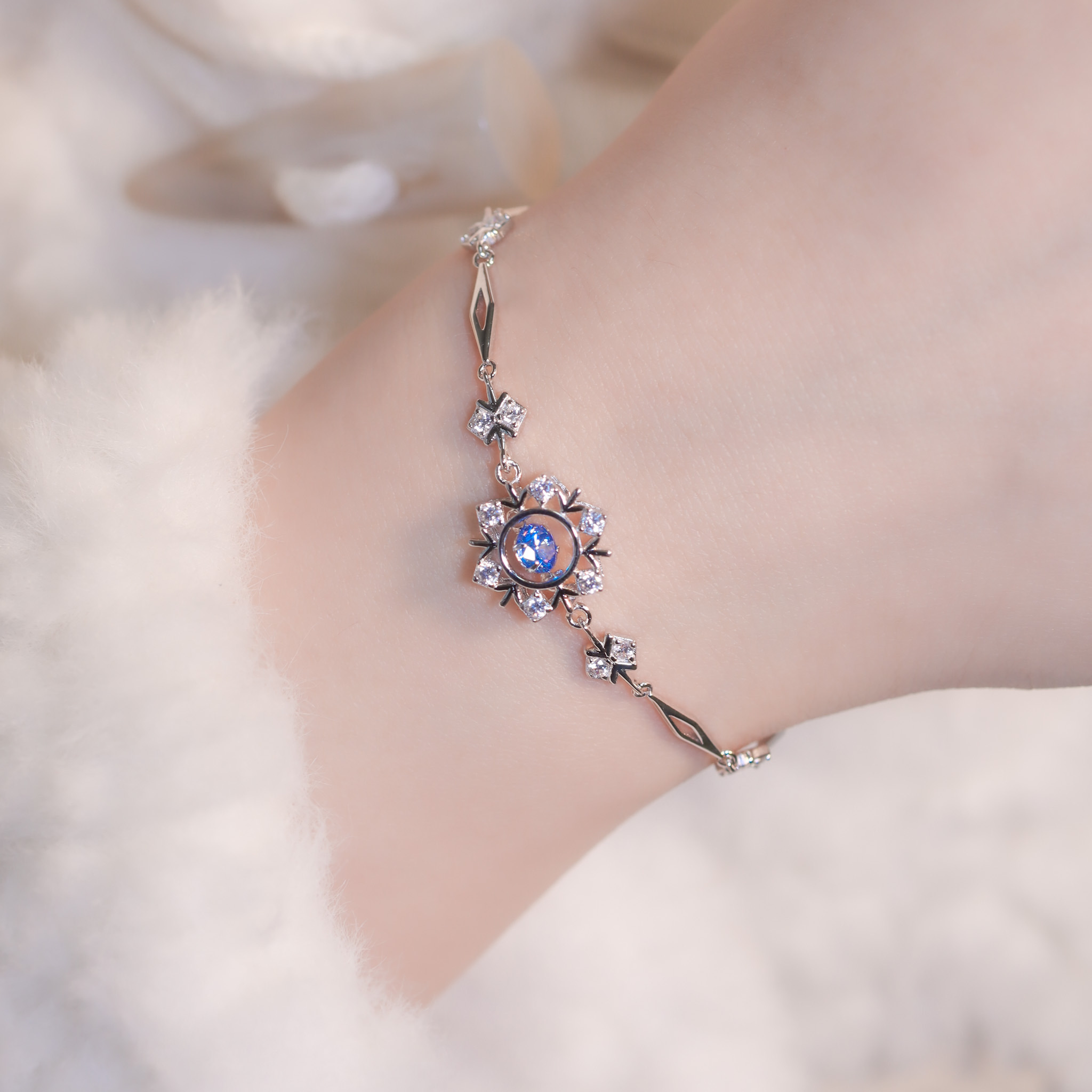 | 925純銀・厚鍍白金 | 懸浮雪花翩翩起軟手鐲 (白色/藍色) | BR1240 |