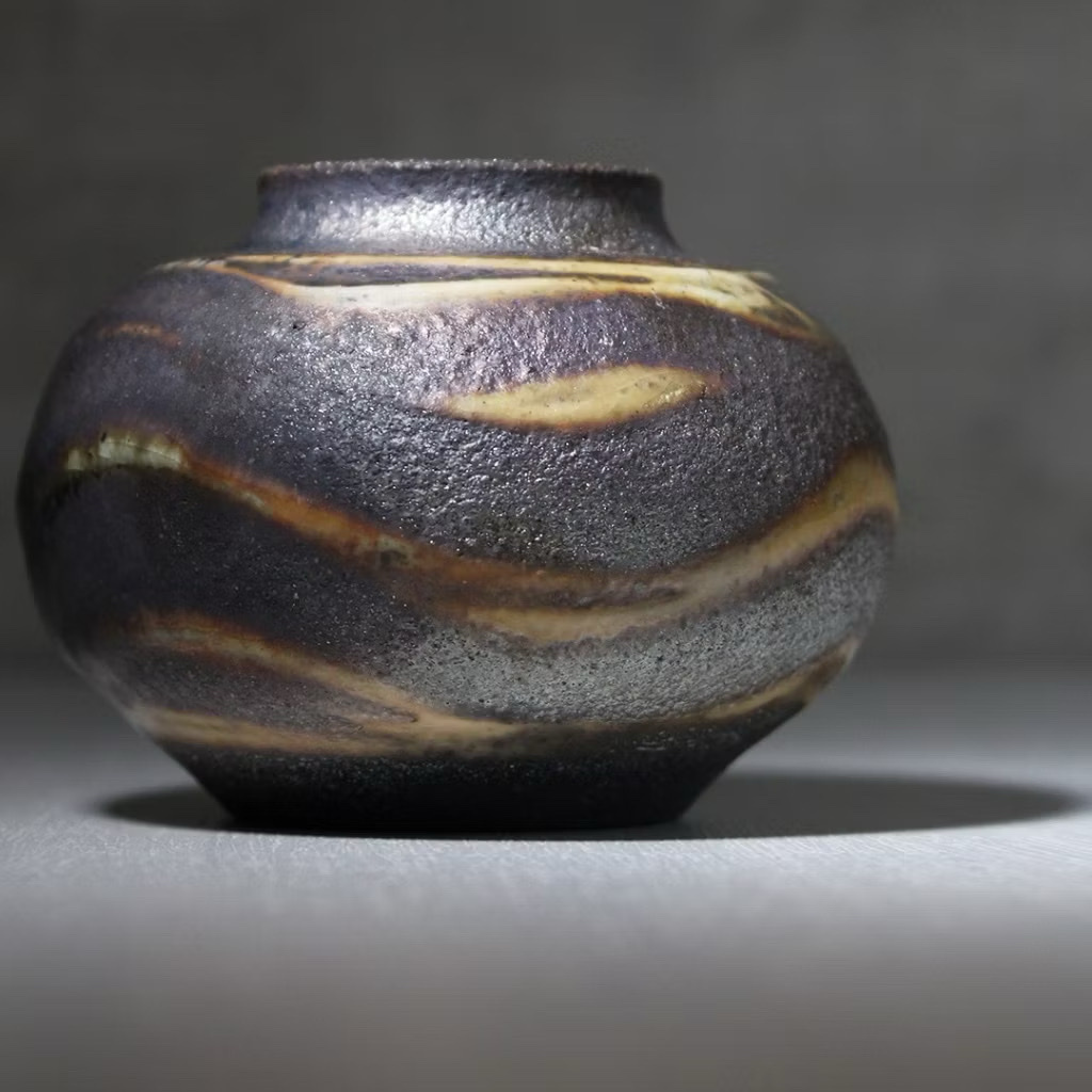 曙波瑩墨灰釉花器H002F