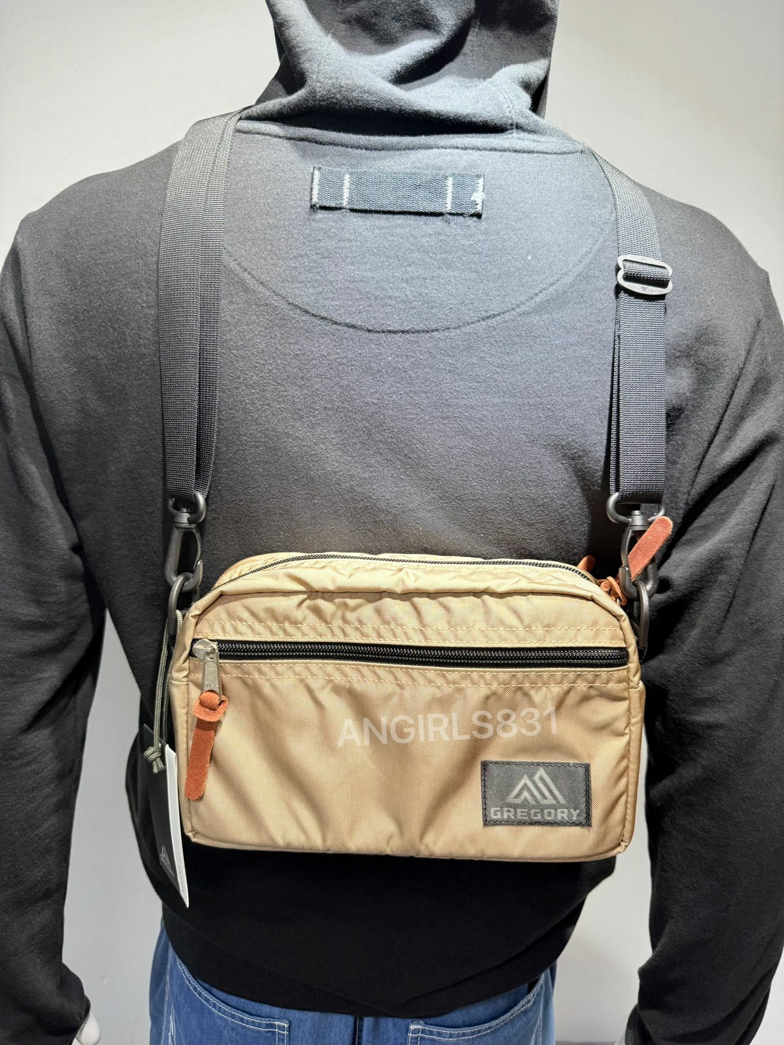 GREGORY PADDED SHOULDER POUCH M SAND