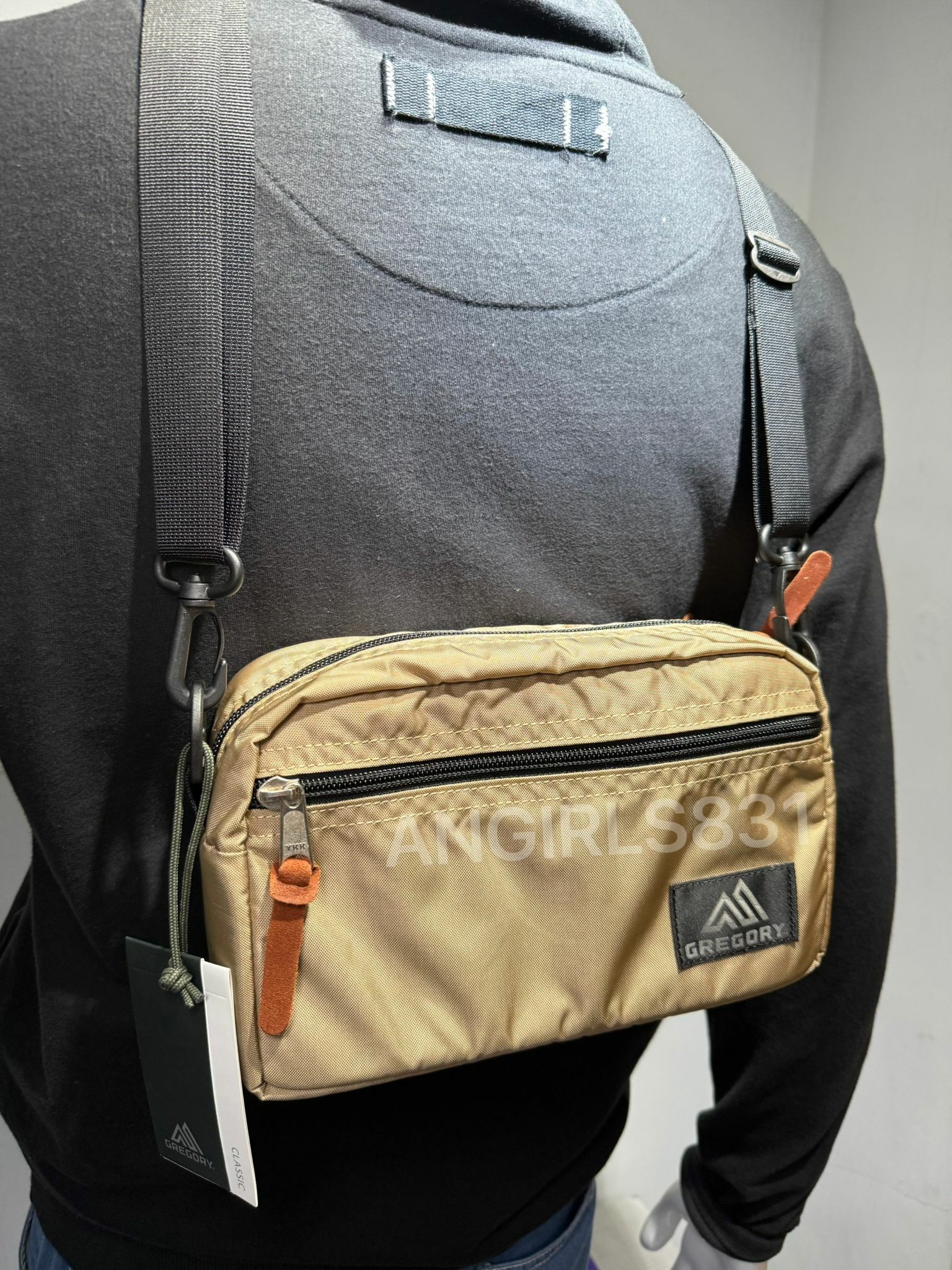 GREGORY PADDED SHOULDER POUCH M SAND