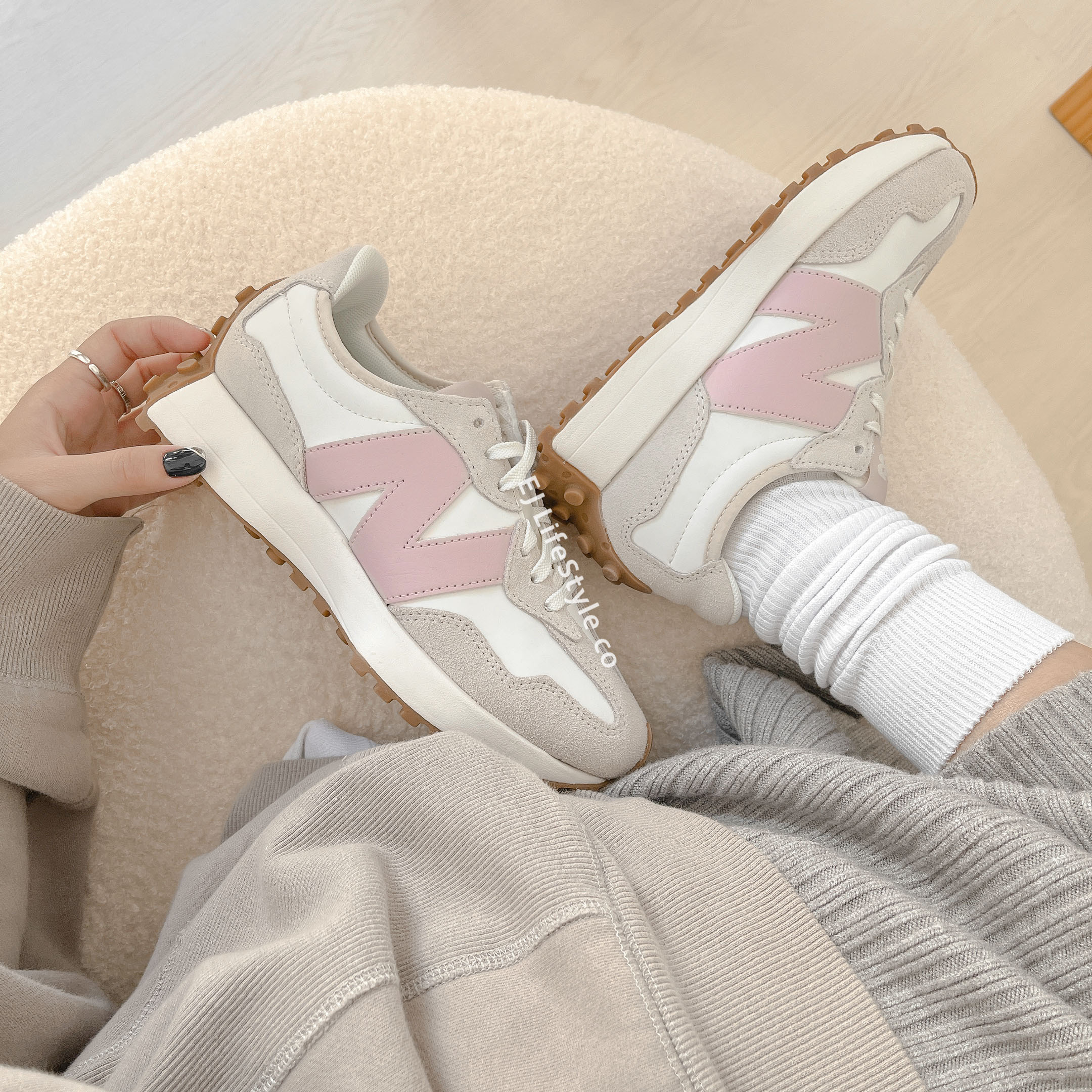 NEW BALANCE 327 NB 仿皮革 焦糖底 米白 櫻花粉 WS327AL / 現貨