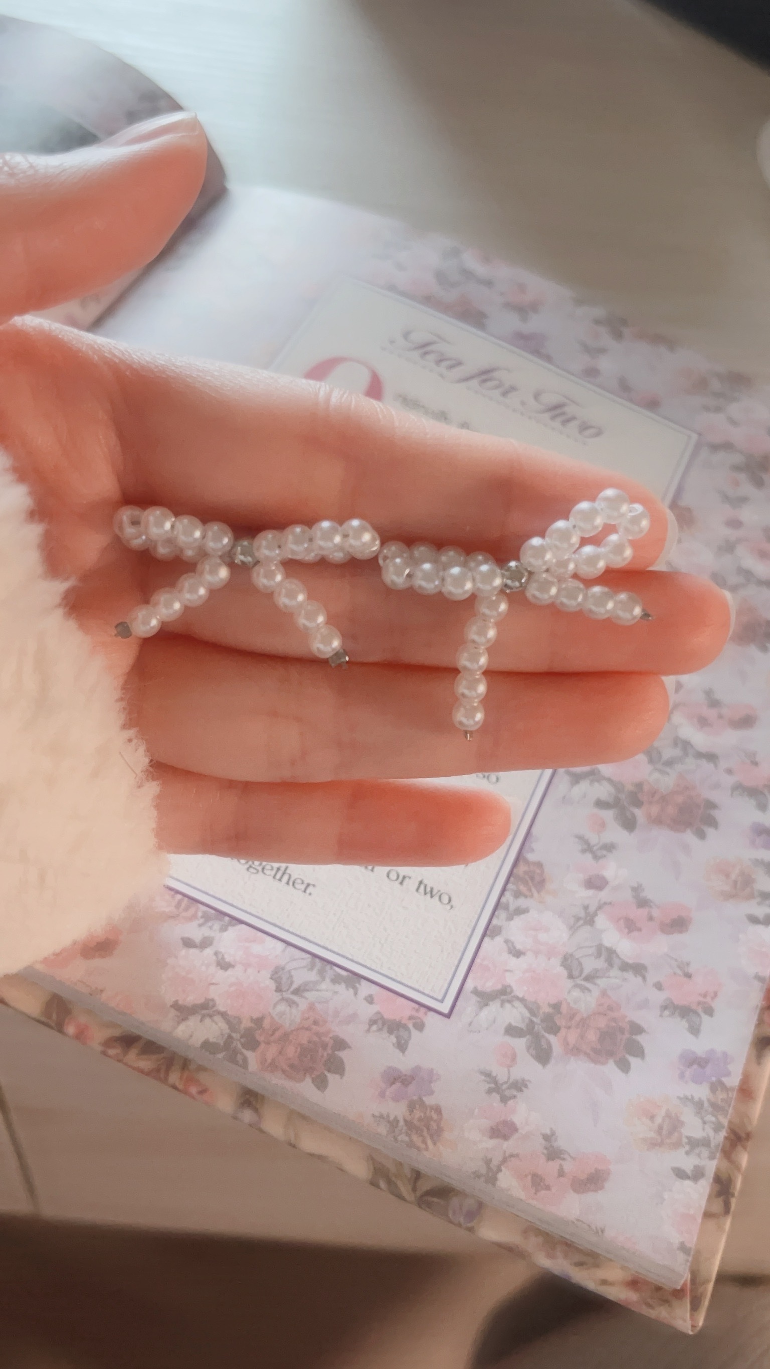 2025年新年快樂❤️ 新的一年 你有什麼新希望？ 有沒有其中一個是 一樣要漂漂亮亮 戴上最可愛、最流行的蝴蝶結珍珠耳環 你就會最討人喜愛🤍  用優雅的小珍珠們🫧串成的蝴蝶結🎀 同時擁有甜美可愛+氣質成熟的元素 簡直是最迷人的💕  讓可愛的女生 多了優雅女人感 讓成熟有個性的女生 多了可愛親切感 意思就是 每個人戴起來都會很漂亮🥰  把頭髮綁起來、或是短髮的女生 這款耳環會更加顯眼✨ 真的好漂亮、也好修飾臉型 非常推薦 漂亮必收款🙌🏻