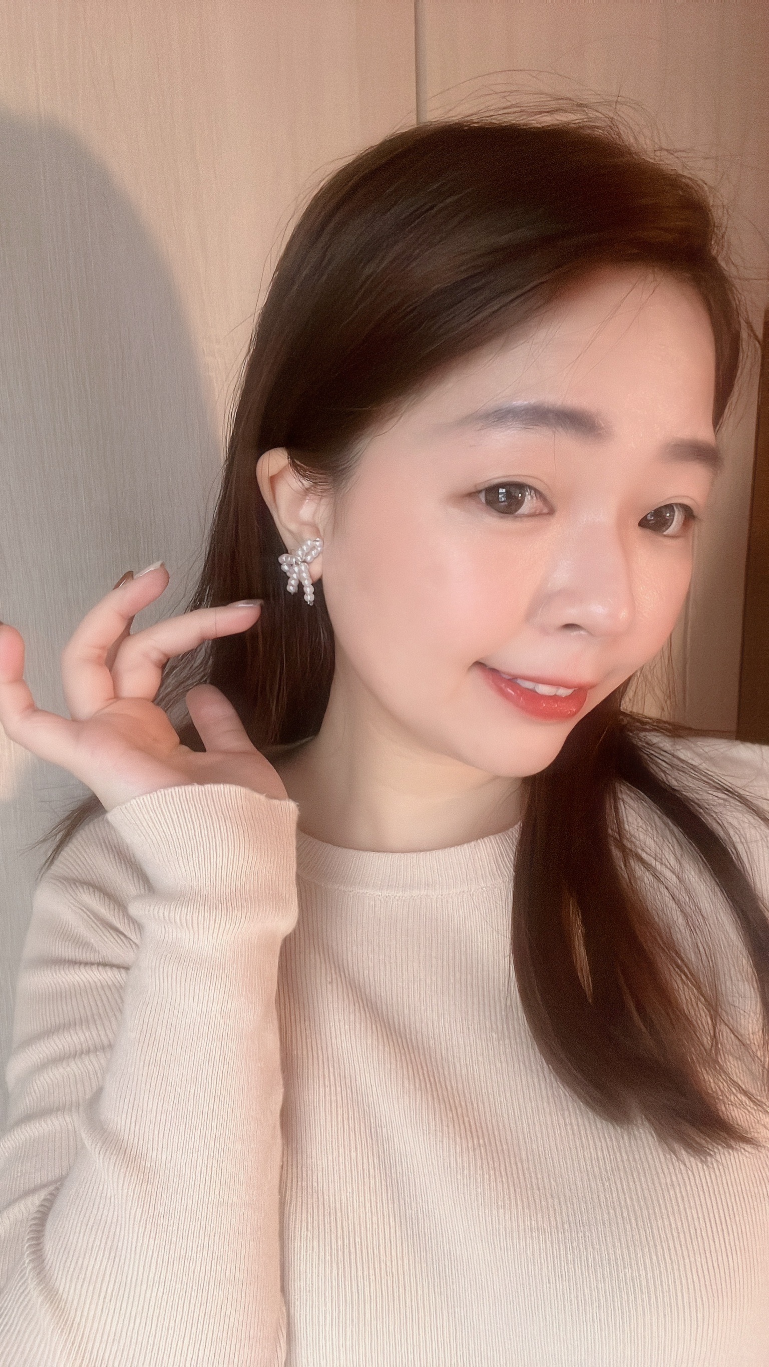 2025年新年快樂❤️ 新的一年 你有什麼新希望？ 有沒有其中一個是 一樣要漂漂亮亮 戴上最可愛、最流行的蝴蝶結珍珠耳環 你就會最討人喜愛🤍  用優雅的小珍珠們🫧串成的蝴蝶結🎀 同時擁有甜美可愛+氣質成熟的元素 簡直是最迷人的💕  讓可愛的女生 多了優雅女人感 讓成熟有個性的女生 多了可愛親切感 意思就是 每個人戴起來都會很漂亮🥰  把頭髮綁起來、或是短髮的女生 這款耳環會更加顯眼✨ 真的好漂亮、也好修飾臉型 非常推薦 漂亮必收款🙌🏻