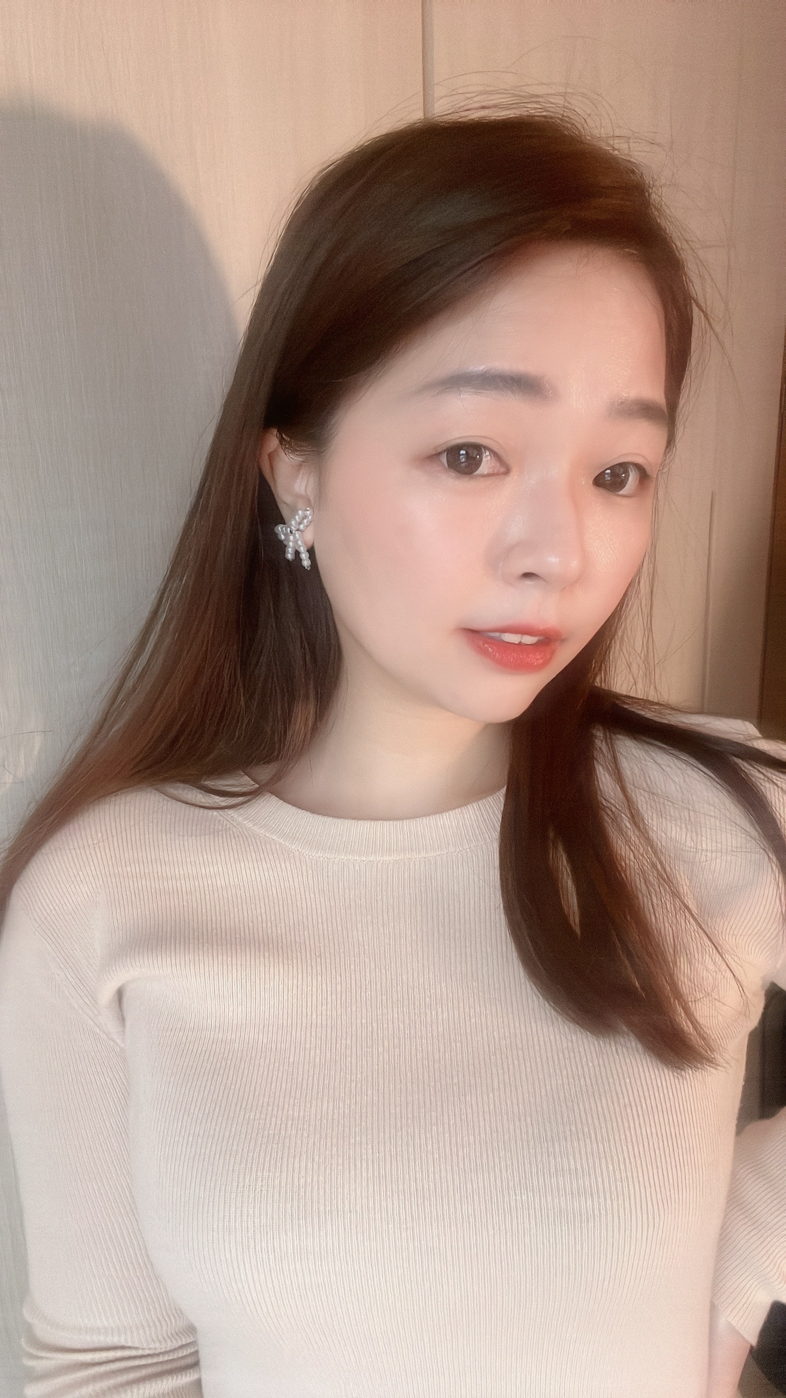 2025年新年快樂❤️ 新的一年 你有什麼新希望？ 有沒有其中一個是 一樣要漂漂亮亮 戴上最可愛、最流行的蝴蝶結珍珠耳環 你就會最討人喜愛🤍  用優雅的小珍珠們🫧串成的蝴蝶結🎀 同時擁有甜美可愛+氣質成熟的元素 簡直是最迷人的💕  讓可愛的女生 多了優雅女人感 讓成熟有個性的女生 多了可愛親切感 意思就是 每個人戴起來都會很漂亮🥰  把頭髮綁起來、或是短髮的女生 這款耳環會更加顯眼✨ 真的好漂亮、也好修飾臉型 非常推薦 漂亮必收款🙌🏻