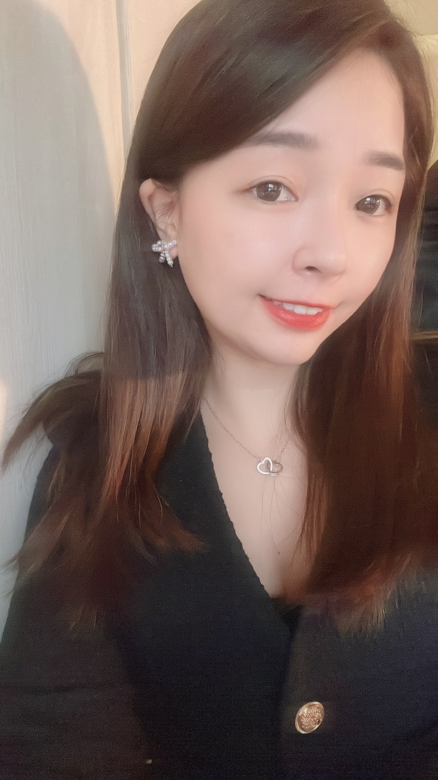 2025年新年快樂❤️ 新的一年 你有什麼新希望？ 有沒有其中一個是 一樣要漂漂亮亮 戴上最可愛、最流行的蝴蝶結珍珠耳環 你就會最討人喜愛🤍  用優雅的小珍珠們🫧串成的蝴蝶結🎀 同時擁有甜美可愛+氣質成熟的元素 簡直是最迷人的💕  讓可愛的女生 多了優雅女人感 讓成熟有個性的女生 多了可愛親切感 意思就是 每個人戴起來都會很漂亮🥰  把頭髮綁起來、或是短髮的女生 這款耳環會更加顯眼✨ 真的好漂亮、也好修飾臉型 非常推薦 漂亮必收款🙌🏻