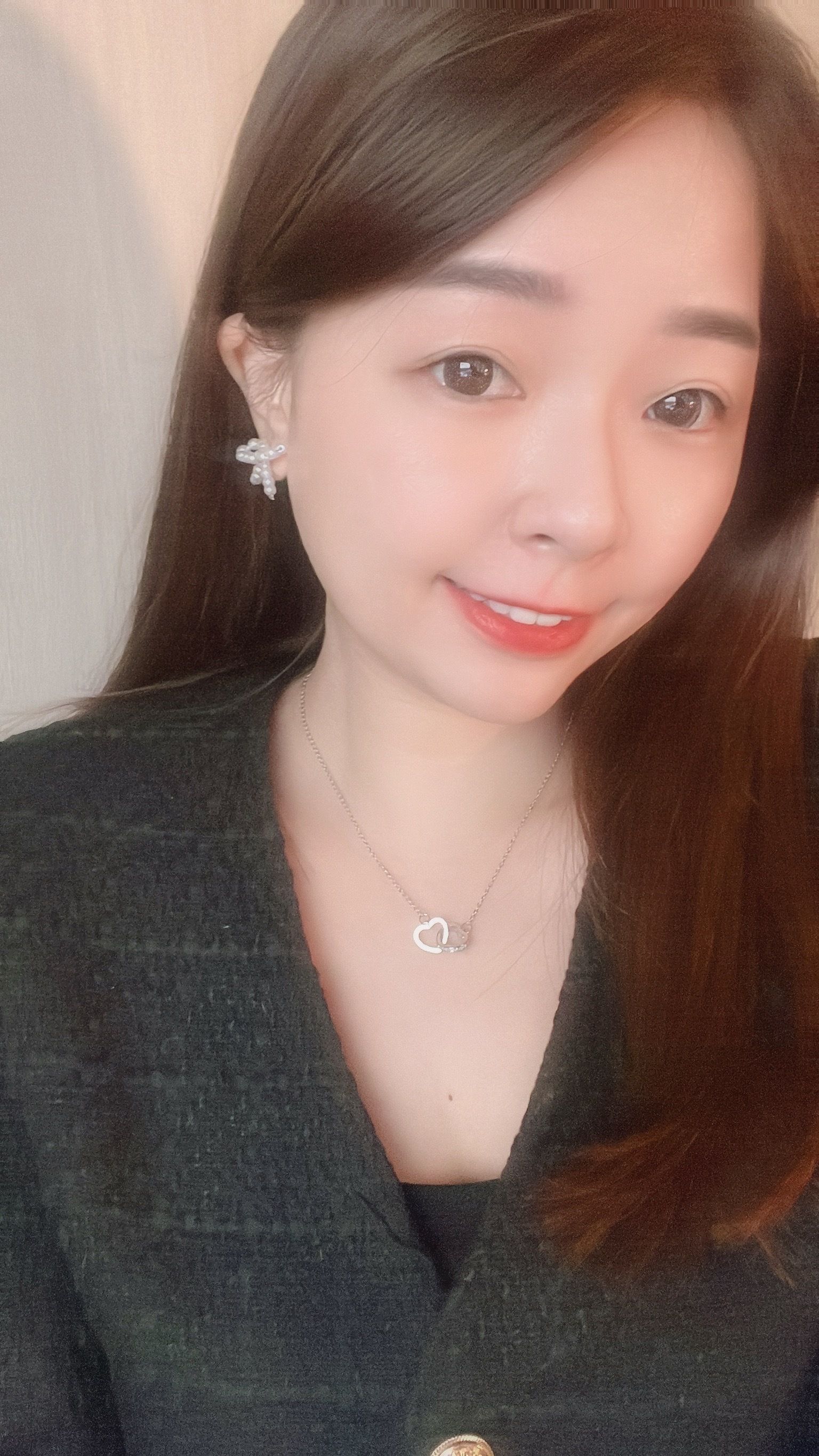 2025年新年快樂❤️ 新的一年 你有什麼新希望？ 有沒有其中一個是 一樣要漂漂亮亮 戴上最可愛、最流行的蝴蝶結珍珠耳環 你就會最討人喜愛🤍  用優雅的小珍珠們🫧串成的蝴蝶結🎀 同時擁有甜美可愛+氣質成熟的元素 簡直是最迷人的💕  讓可愛的女生 多了優雅女人感 讓成熟有個性的女生 多了可愛親切感 意思就是 每個人戴起來都會很漂亮🥰  把頭髮綁起來、或是短髮的女生 這款耳環會更加顯眼✨ 真的好漂亮、也好修飾臉型 非常推薦 漂亮必收款🙌🏻