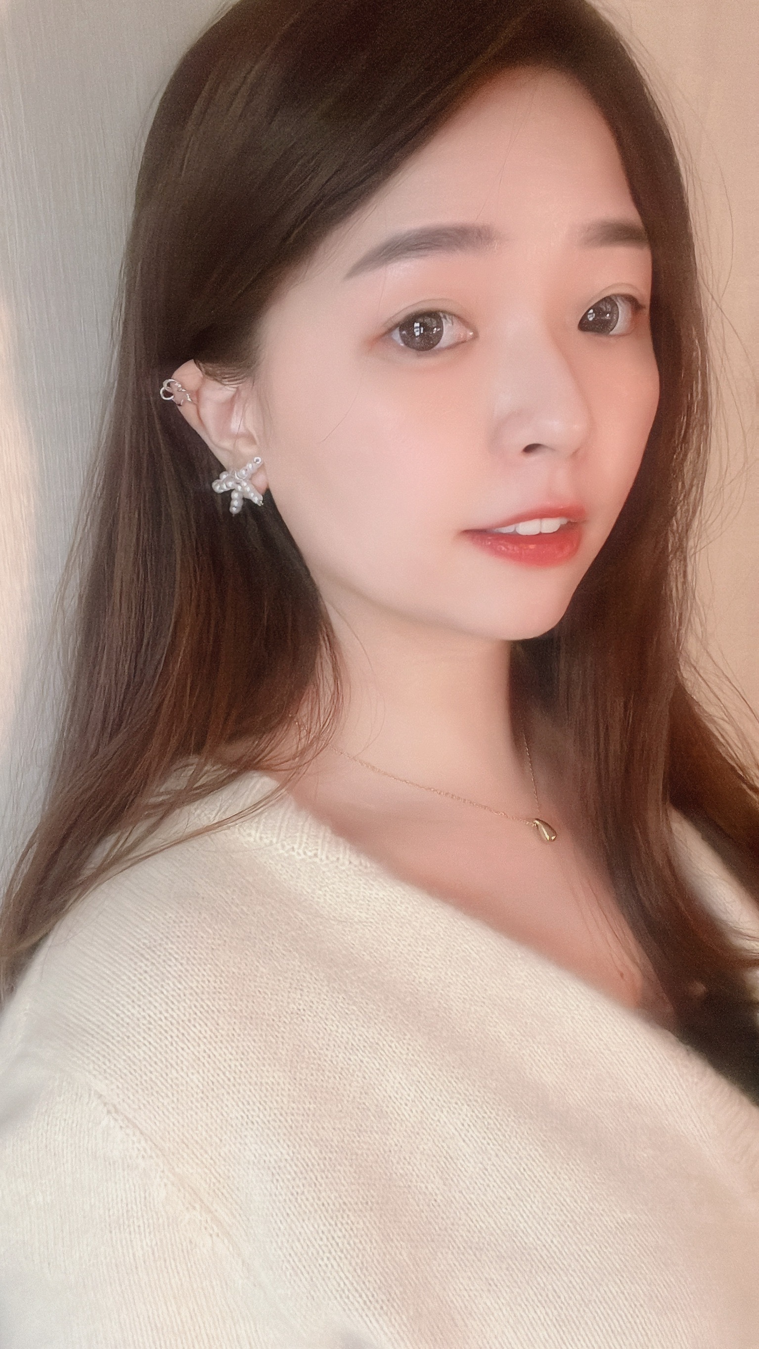 2025年新年快樂❤️ 新的一年 你有什麼新希望？ 有沒有其中一個是 一樣要漂漂亮亮 戴上最可愛、最流行的蝴蝶結珍珠耳環 你就會最討人喜愛🤍  用優雅的小珍珠們🫧串成的蝴蝶結🎀 同時擁有甜美可愛+氣質成熟的元素 簡直是最迷人的💕  讓可愛的女生 多了優雅女人感 讓成熟有個性的女生 多了可愛親切感 意思就是 每個人戴起來都會很漂亮🥰  把頭髮綁起來、或是短髮的女生 這款耳環會更加顯眼✨ 真的好漂亮、也好修飾臉型 非常推薦 漂亮必收款🙌🏻