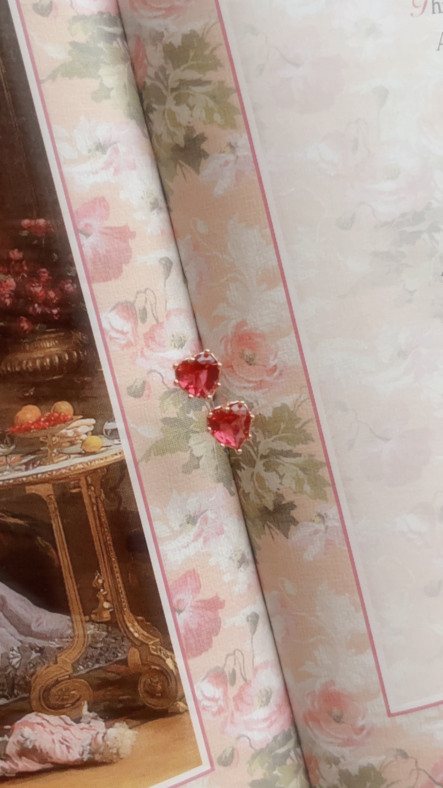 新的一年一定要有一副喜氣的耳環 玫紅色的愛心鑽 像是美麗的寶石 閃著溫柔溫暖的光✨ 邊框還是玫瑰金色的 也太美💖 雖然小巧 但玫紅色愛心讓人無法忽視🫧 戴上它 任何情況 都散發著魅力(⁎⁍̴̛ᴗ⁍̴̛⁎)💕 像是看書、上課寫筆記、跟客戶談生意、抬頭看星星? 跟喜歡的人講話時 記得三不五時轉到側臉 發送愛的訊號🫶🏻 或是可以假裝沒聽清楚 「蛤?」❓ 這是跟店長胖虎直接告白的實錄 趕快帶回家 你一定會喜歡🧺