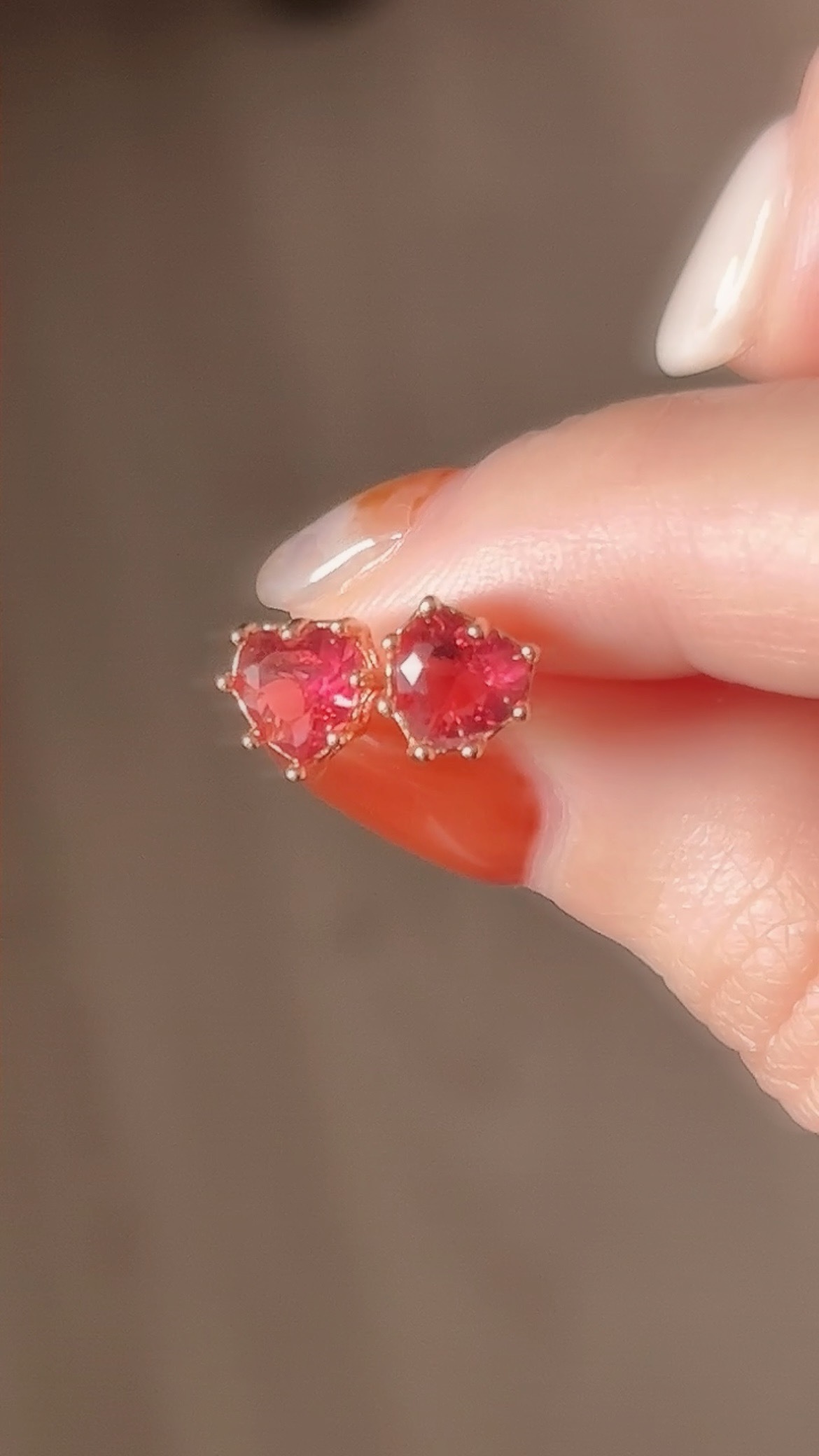 新的一年一定要有一副喜氣的耳環 玫紅色的愛心鑽 像是美麗的寶石 閃著溫柔溫暖的光✨ 邊框還是玫瑰金色的 也太美💖 雖然小巧 但玫紅色愛心讓人無法忽視🫧 戴上它 任何情況 都散發著魅力(⁎⁍̴̛ᴗ⁍̴̛⁎)💕 像是看書、上課寫筆記、跟客戶談生意、抬頭看星星? 跟喜歡的人講話時 記得三不五時轉到側臉 發送愛的訊號🫶🏻 或是可以假裝沒聽清楚 「蛤?」❓ 這是跟店長胖虎直接告白的實錄 趕快帶回家 你一定會喜歡🧺