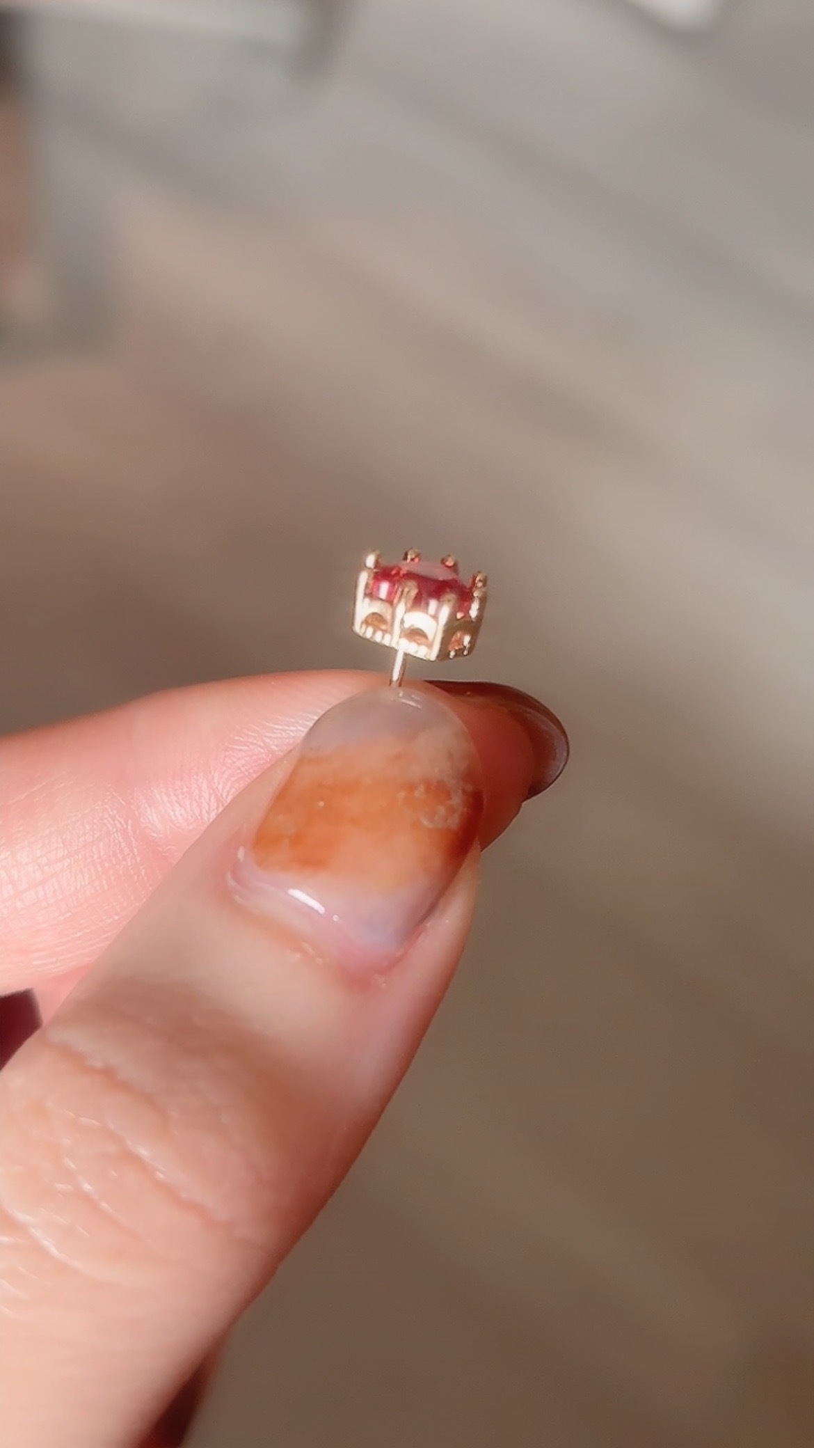 新的一年一定要有一副喜氣的耳環 玫紅色的愛心鑽 像是美麗的寶石 閃著溫柔溫暖的光✨ 邊框還是玫瑰金色的 也太美💖 雖然小巧 但玫紅色愛心讓人無法忽視🫧 戴上它 任何情況 都散發著魅力(⁎⁍̴̛ᴗ⁍̴̛⁎)💕 像是看書、上課寫筆記、跟客戶談生意、抬頭看星星? 跟喜歡的人講話時 記得三不五時轉到側臉 發送愛的訊號🫶🏻 或是可以假裝沒聽清楚 「蛤?」❓ 這是跟店長胖虎直接告白的實錄 趕快帶回家 你一定會喜歡🧺