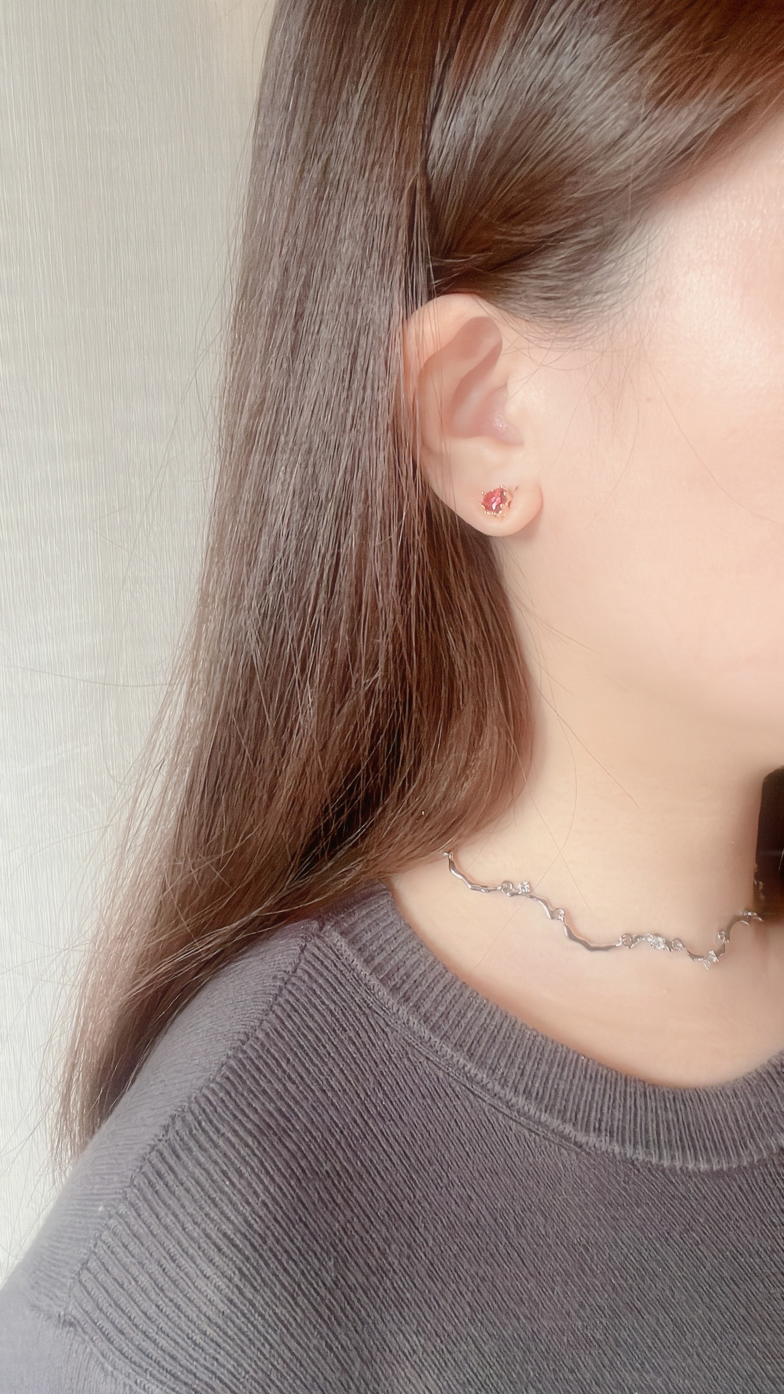 新的一年一定要有一副喜氣的耳環 玫紅色的愛心鑽 像是美麗的寶石 閃著溫柔溫暖的光✨ 邊框還是玫瑰金色的 也太美💖 雖然小巧 但玫紅色愛心讓人無法忽視🫧 戴上它 任何情況 都散發著魅力(⁎⁍̴̛ᴗ⁍̴̛⁎)💕 像是看書、上課寫筆記、跟客戶談生意、抬頭看星星? 跟喜歡的人講話時 記得三不五時轉到側臉 發送愛的訊號🫶🏻 或是可以假裝沒聽清楚 「蛤?」❓ 這是跟店長胖虎直接告白的實錄 趕快帶回家 你一定會喜歡🧺