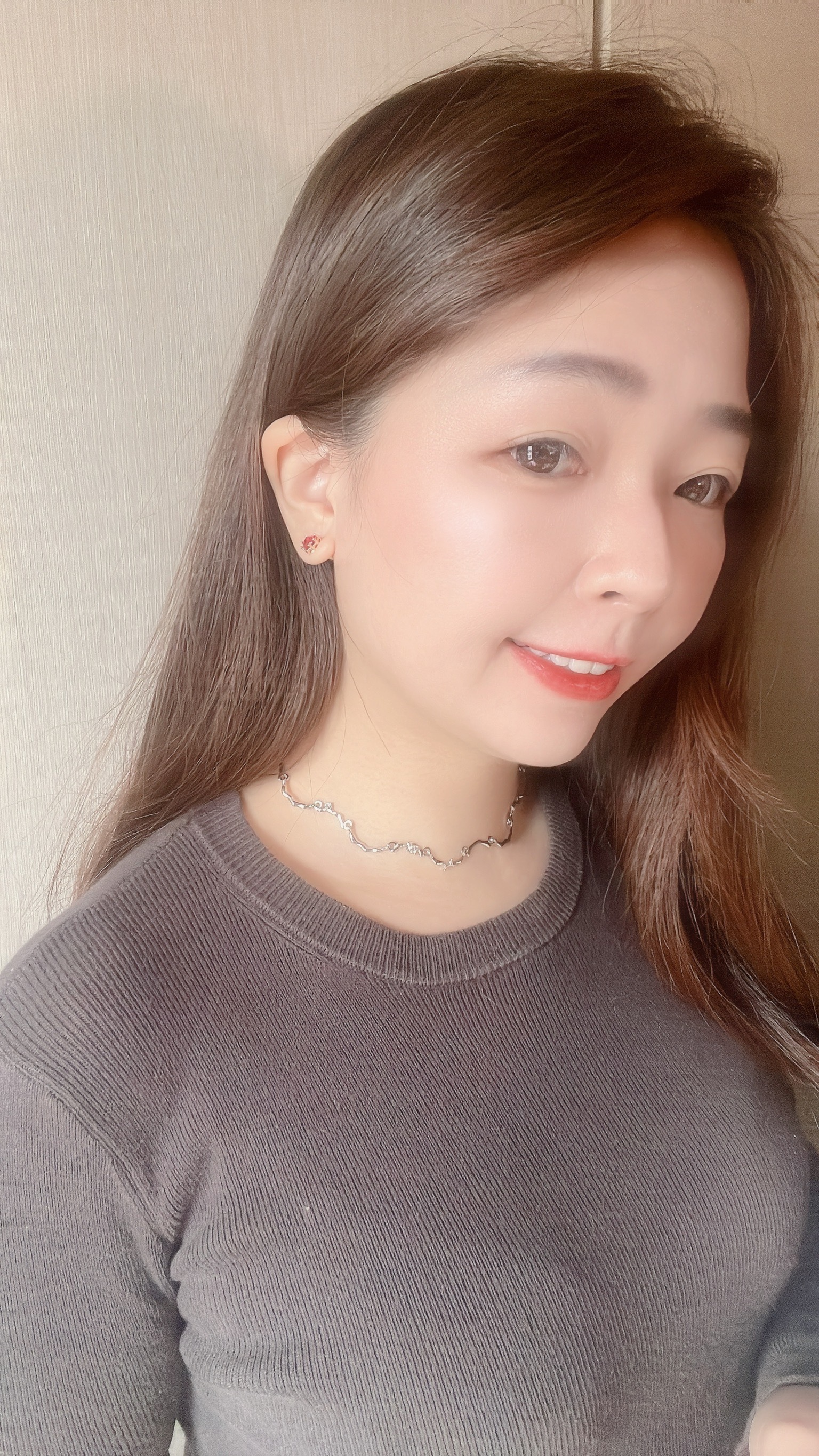 新的一年一定要有一副喜氣的耳環 玫紅色的愛心鑽 像是美麗的寶石 閃著溫柔溫暖的光✨ 邊框還是玫瑰金色的 也太美💖 雖然小巧 但玫紅色愛心讓人無法忽視🫧 戴上它 任何情況 都散發著魅力(⁎⁍̴̛ᴗ⁍̴̛⁎)💕 像是看書、上課寫筆記、跟客戶談生意、抬頭看星星? 跟喜歡的人講話時 記得三不五時轉到側臉 發送愛的訊號🫶🏻 或是可以假裝沒聽清楚 「蛤?」❓ 這是跟店長胖虎直接告白的實錄 趕快帶回家 你一定會喜歡🧺