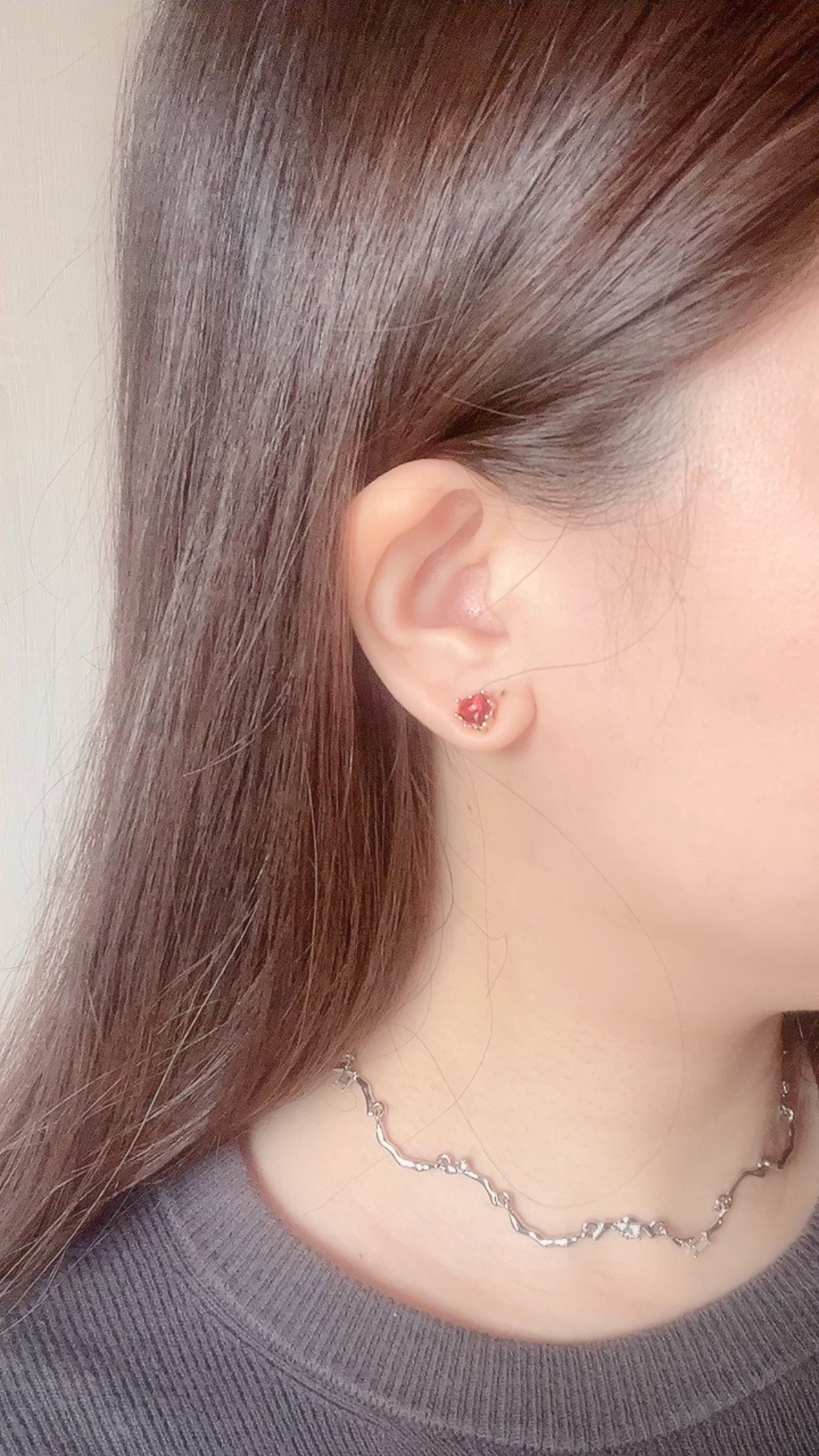 新的一年一定要有一副喜氣的耳環 玫紅色的愛心鑽 像是美麗的寶石 閃著溫柔溫暖的光✨ 邊框還是玫瑰金色的 也太美💖 雖然小巧 但玫紅色愛心讓人無法忽視🫧 戴上它 任何情況 都散發著魅力(⁎⁍̴̛ᴗ⁍̴̛⁎)💕 像是看書、上課寫筆記、跟客戶談生意、抬頭看星星? 跟喜歡的人講話時 記得三不五時轉到側臉 發送愛的訊號🫶🏻 或是可以假裝沒聽清楚 「蛤?」❓ 這是跟店長胖虎直接告白的實錄 趕快帶回家 你一定會喜歡🧺