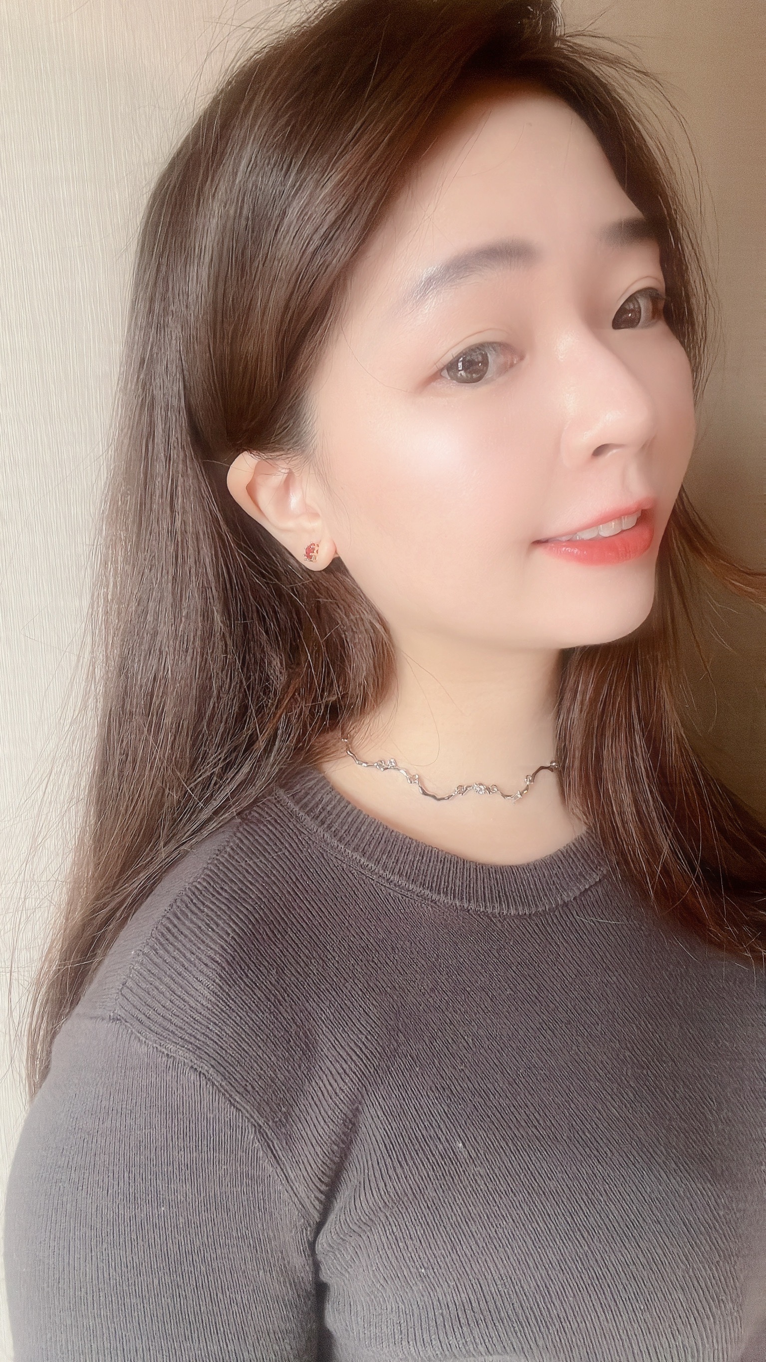 新的一年一定要有一副喜氣的耳環 玫紅色的愛心鑽 像是美麗的寶石 閃著溫柔溫暖的光✨ 邊框還是玫瑰金色的 也太美💖 雖然小巧 但玫紅色愛心讓人無法忽視🫧 戴上它 任何情況 都散發著魅力(⁎⁍̴̛ᴗ⁍̴̛⁎)💕 像是看書、上課寫筆記、跟客戶談生意、抬頭看星星? 跟喜歡的人講話時 記得三不五時轉到側臉 發送愛的訊號🫶🏻 或是可以假裝沒聽清楚 「蛤?」❓ 這是跟店長胖虎直接告白的實錄 趕快帶回家 你一定會喜歡🧺