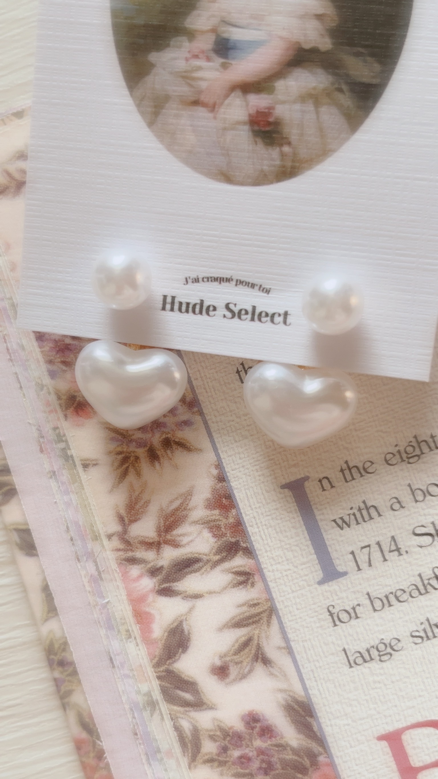 喜歡珍珠也喜歡復古風的快來 今天為您準備了精美的法式甜點 就是這款像是雲朵棉花糖的☁️ 2way愛心珍珠耳環唷🤍  法式優雅的風格🩰✨ 蓬蓬的珍珠非常飽滿可愛🐰 看這個光澤 感覺好好吃🤤  這款戴法有三步驟 1 圓形珍珠從前面穿到耳洞 2 再把愛心珍珠的圓孔 從後面對準耳針穿過 3 扣上耳環屁股 就完成囉  也可以只配戴單顆珍珠 這是我最愛的日常戴法💖  對了 這道甜點還很百搭🌟 配金屬戒指很加分💍 配珍珠蝴蝶結戒指很精緻🧁 你要不要也來一份 法式雲朵棉花糖呢⋆꙳𝜗𝜚꙳.*