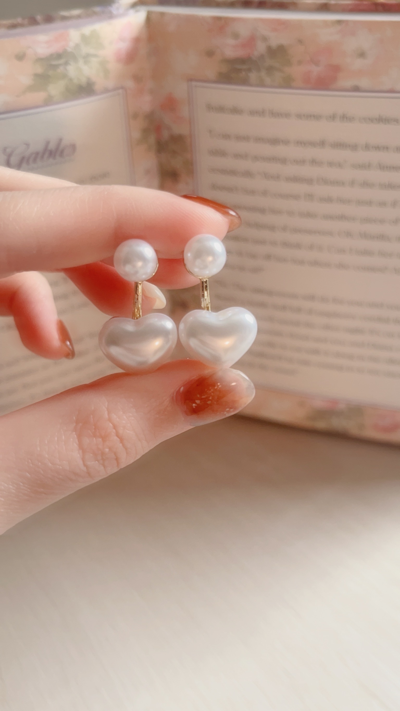 喜歡珍珠也喜歡復古風的快來 今天為您準備了精美的法式甜點 就是這款像是雲朵棉花糖的☁️ 2way愛心珍珠耳環唷🤍  法式優雅的風格🩰✨ 蓬蓬的珍珠非常飽滿可愛🐰 看這個光澤 感覺好好吃🤤  這款戴法有三步驟 1 圓形珍珠從前面穿到耳洞 2 再把愛心珍珠的圓孔 從後面對準耳針穿過 3 扣上耳環屁股 就完成囉  也可以只配戴單顆珍珠 這是我最愛的日常戴法💖  對了 這道甜點還很百搭🌟 配金屬戒指很加分💍 配珍珠蝴蝶結戒指很精緻🧁 你要不要也來一份 法式雲朵棉花糖呢⋆꙳𝜗𝜚꙳.*