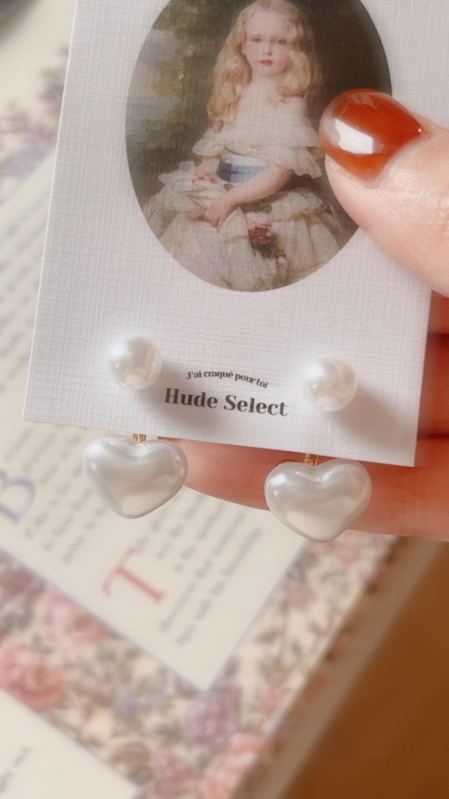 喜歡珍珠也喜歡復古風的快來 今天為您準備了精美的法式甜點 就是這款像是雲朵棉花糖的☁️ 2way愛心珍珠耳環唷🤍  法式優雅的風格🩰✨ 蓬蓬的珍珠非常飽滿可愛🐰 看這個光澤 感覺好好吃🤤  這款戴法有三步驟 1 圓形珍珠從前面穿到耳洞 2 再把愛心珍珠的圓孔 從後面對準耳針穿過 3 扣上耳環屁股 就完成囉  也可以只配戴單顆珍珠 這是我最愛的日常戴法💖  對了 這道甜點還很百搭🌟 配金屬戒指很加分💍 配珍珠蝴蝶結戒指很精緻🧁 你要不要也來一份 法式雲朵棉花糖呢⋆꙳𝜗𝜚꙳.*