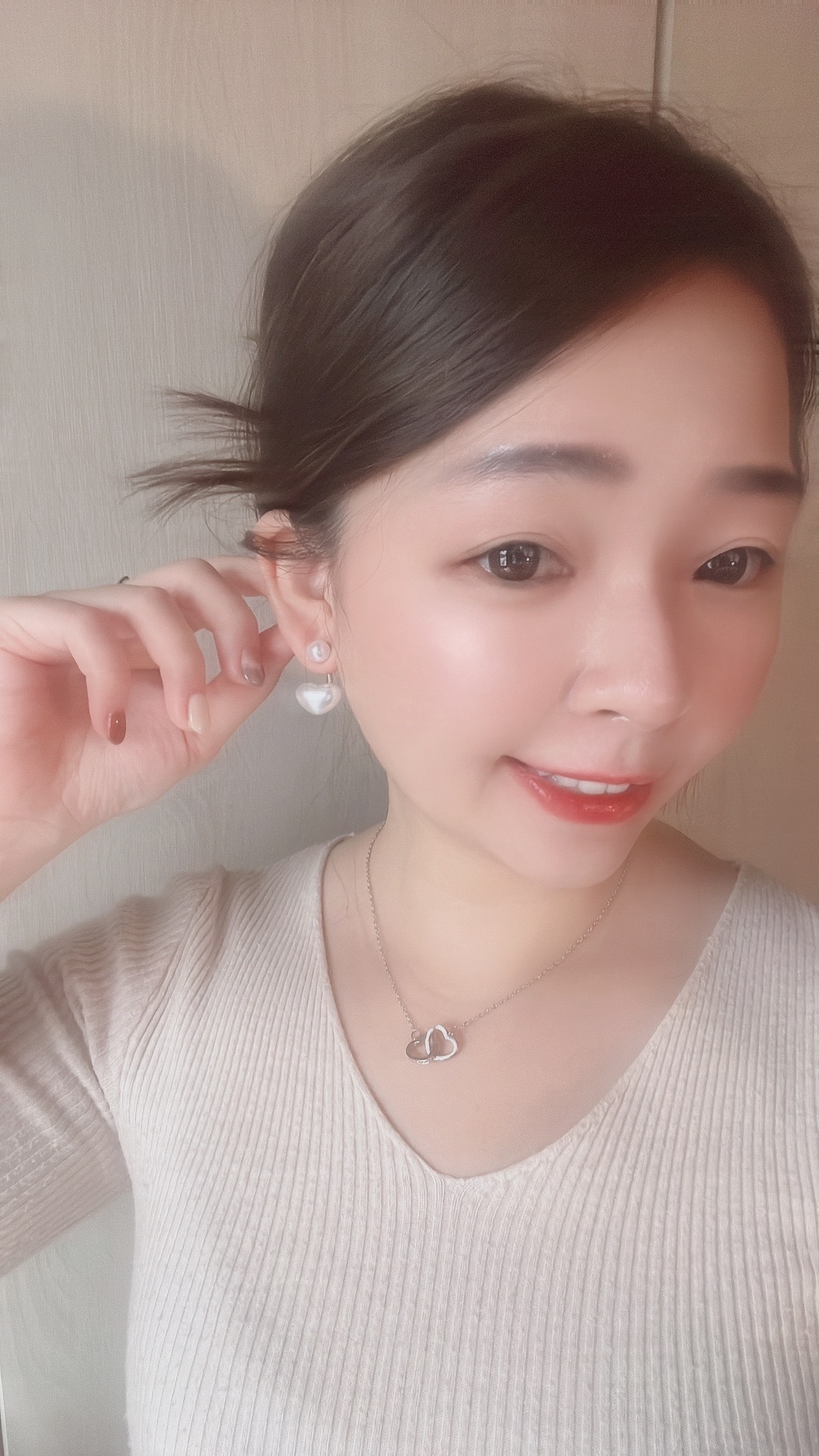 喜歡珍珠也喜歡復古風的快來 今天為您準備了精美的法式甜點 就是這款像是雲朵棉花糖的☁️ 2way愛心珍珠耳環唷🤍  法式優雅的風格🩰✨ 蓬蓬的珍珠非常飽滿可愛🐰 看這個光澤 感覺好好吃🤤  這款戴法有三步驟 1 圓形珍珠從前面穿到耳洞 2 再把愛心珍珠的圓孔 從後面對準耳針穿過 3 扣上耳環屁股 就完成囉  也可以只配戴單顆珍珠 這是我最愛的日常戴法💖  對了 這道甜點還很百搭🌟 配金屬戒指很加分💍 配珍珠蝴蝶結戒指很精緻🧁 你要不要也來一份 法式雲朵棉花糖呢⋆꙳𝜗𝜚꙳.*