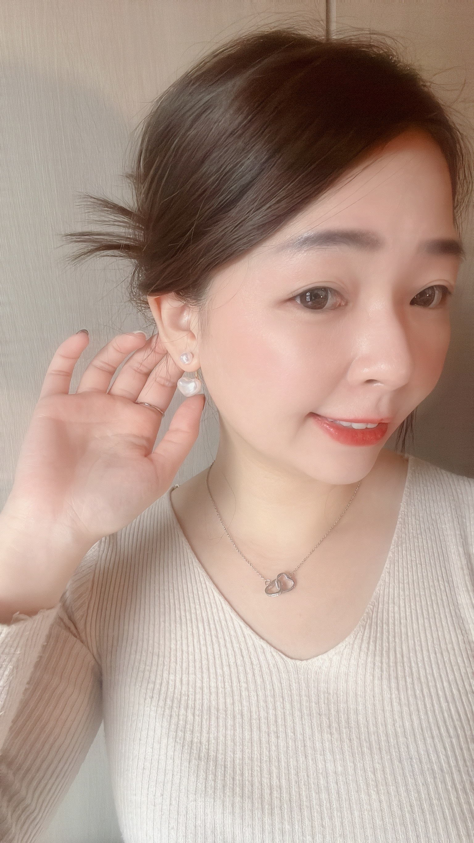 喜歡珍珠也喜歡復古風的快來 今天為您準備了精美的法式甜點 就是這款像是雲朵棉花糖的☁️ 2way愛心珍珠耳環唷🤍  法式優雅的風格🩰✨ 蓬蓬的珍珠非常飽滿可愛🐰 看這個光澤 感覺好好吃🤤  這款戴法有三步驟 1 圓形珍珠從前面穿到耳洞 2 再把愛心珍珠的圓孔 從後面對準耳針穿過 3 扣上耳環屁股 就完成囉  也可以只配戴單顆珍珠 這是我最愛的日常戴法💖  對了 這道甜點還很百搭🌟 配金屬戒指很加分💍 配珍珠蝴蝶結戒指很精緻🧁 你要不要也來一份 法式雲朵棉花糖呢⋆꙳𝜗𝜚꙳.*