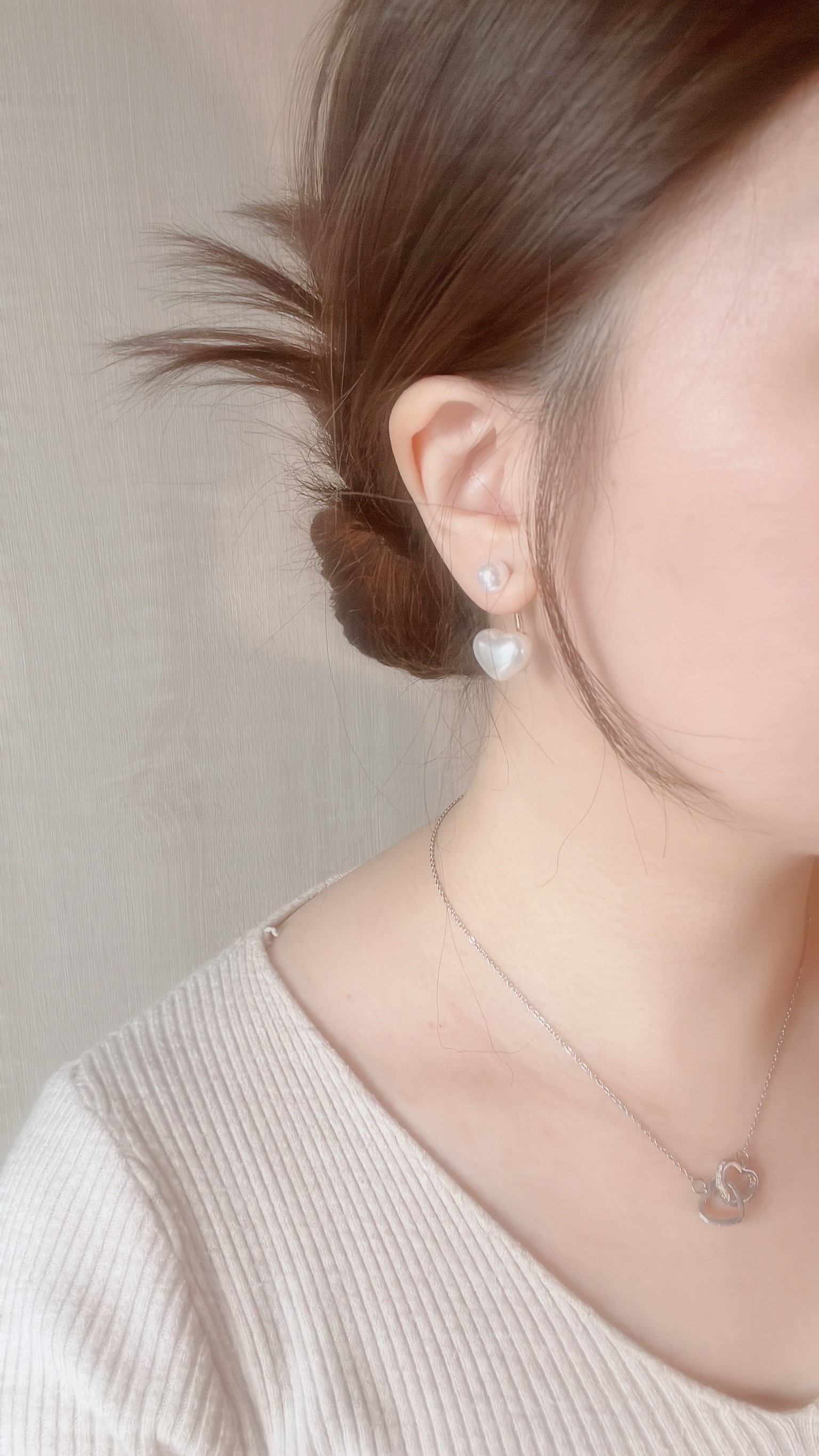 喜歡珍珠也喜歡復古風的快來 今天為您準備了精美的法式甜點 就是這款像是雲朵棉花糖的☁️ 2way愛心珍珠耳環唷🤍  法式優雅的風格🩰✨ 蓬蓬的珍珠非常飽滿可愛🐰 看這個光澤 感覺好好吃🤤  這款戴法有三步驟 1 圓形珍珠從前面穿到耳洞 2 再把愛心珍珠的圓孔 從後面對準耳針穿過 3 扣上耳環屁股 就完成囉  也可以只配戴單顆珍珠 這是我最愛的日常戴法💖  對了 這道甜點還很百搭🌟 配金屬戒指很加分💍 配珍珠蝴蝶結戒指很精緻🧁 你要不要也來一份 法式雲朵棉花糖呢⋆꙳𝜗𝜚꙳.*