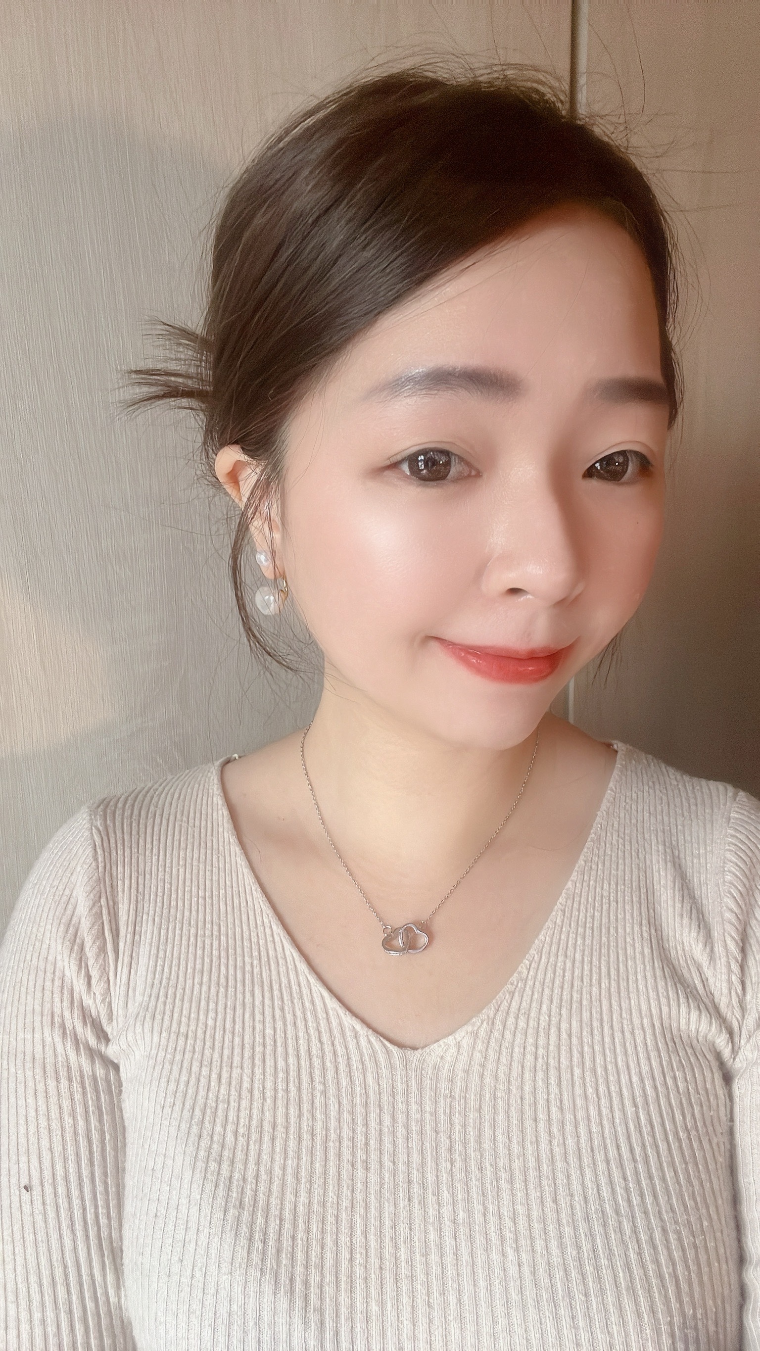 喜歡珍珠也喜歡復古風的快來 今天為您準備了精美的法式甜點 就是這款像是雲朵棉花糖的☁️ 2way愛心珍珠耳環唷🤍  法式優雅的風格🩰✨ 蓬蓬的珍珠非常飽滿可愛🐰 看這個光澤 感覺好好吃🤤  這款戴法有三步驟 1 圓形珍珠從前面穿到耳洞 2 再把愛心珍珠的圓孔 從後面對準耳針穿過 3 扣上耳環屁股 就完成囉  也可以只配戴單顆珍珠 這是我最愛的日常戴法💖  對了 這道甜點還很百搭🌟 配金屬戒指很加分💍 配珍珠蝴蝶結戒指很精緻🧁 你要不要也來一份 法式雲朵棉花糖呢⋆꙳𝜗𝜚꙳.*