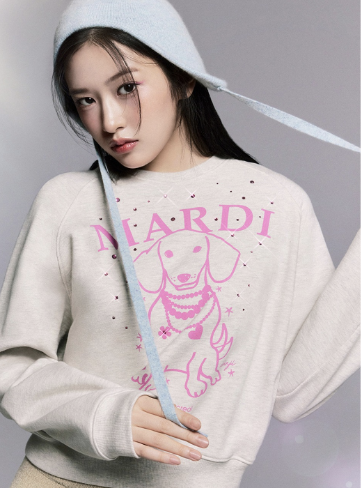 Mardi SWEATSHIRT RAGLAN SWING THE TAIL DDANJI PEARL NECKLACE STONE EMBELLISHED_OATMEAL PINK
