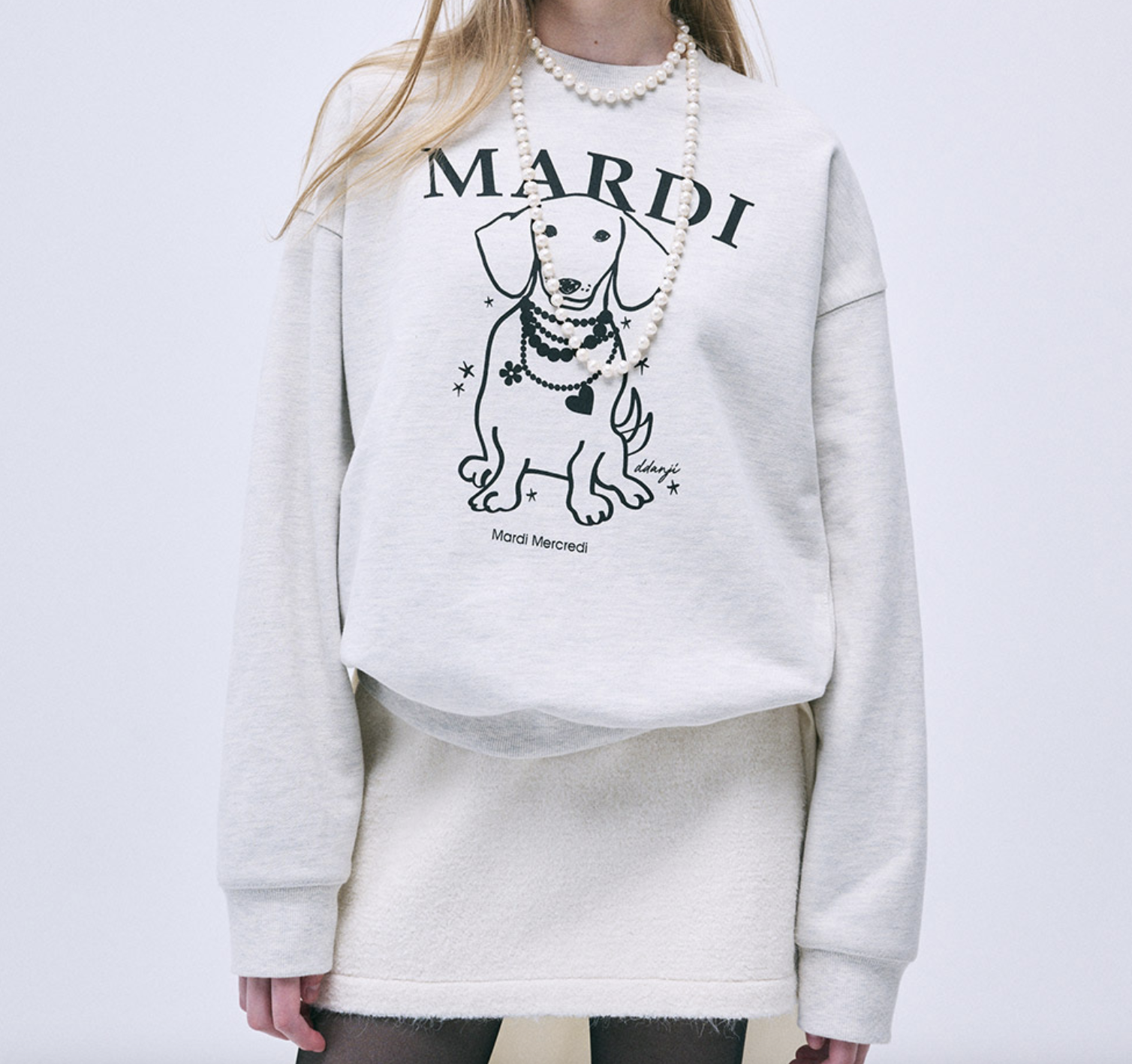 Mardi SWEATSHIRT SWING THE TAIL DDANJI PEARL NECKLACE_OATMEAL BLACK