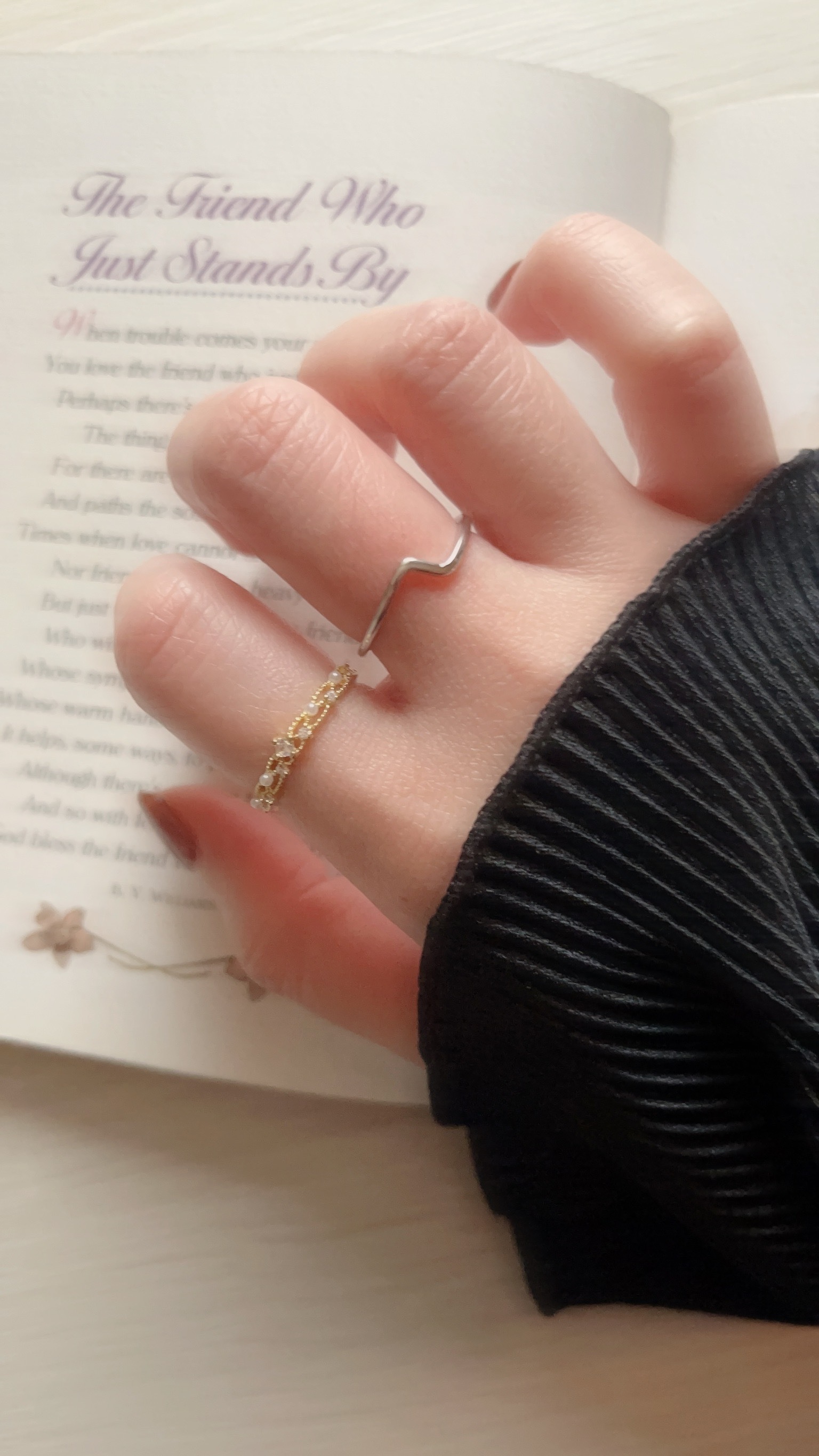 Heart Signal 看到這個像心動訊號的線條 馬上想到這個名字 也是我很愛看的韓國戀粽之一 我超愛看戀粽…  像心電圖的線條 戴起來很修飾手指 變得更修長 整體是優雅、知性的風格  戒圍是可調整的開口戒 可以隨手指調大小  單戴就很好看了 但它也非常百搭！ 隨手拿起我們的巴洛克珍珠戒搭配 或是宮廷風的金色公主戒 都很加分 散發著不同的魅力 你心動了嗎?