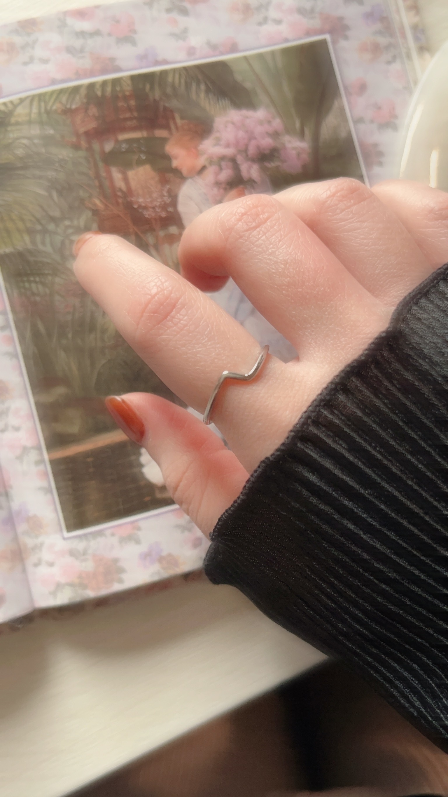 Heart Signal 看到這個像心動訊號的線條 馬上想到這個名字 也是我很愛看的韓國戀粽之一 我超愛看戀粽…  像心電圖的線條 戴起來很修飾手指 變得更修長 整體是優雅、知性的風格  戒圍是可調整的開口戒 可以隨手指調大小  單戴就很好看了 但它也非常百搭！ 隨手拿起我們的巴洛克珍珠戒搭配 或是宮廷風的金色公主戒 都很加分 散發著不同的魅力 你心動了嗎?