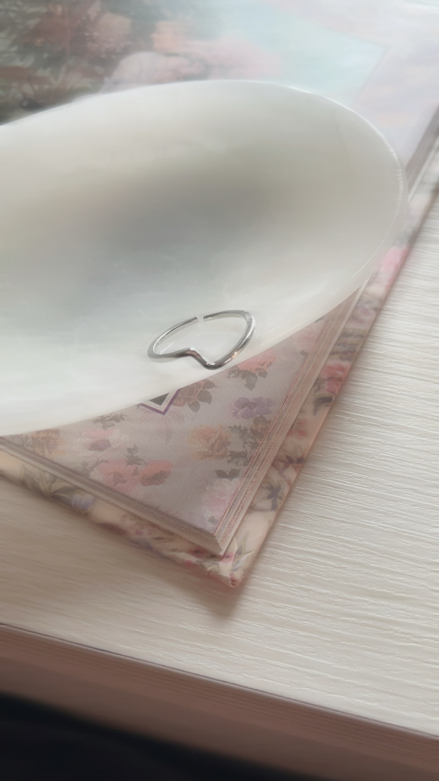 Heart Signal 看到這個像心動訊號的線條 馬上想到這個名字 也是我很愛看的韓國戀粽之一 我超愛看戀粽…  像心電圖的線條 戴起來很修飾手指 變得更修長 整體是優雅、知性的風格  戒圍是可調整的開口戒 可以隨手指調大小  單戴就很好看了 但它也非常百搭！ 隨手拿起我們的巴洛克珍珠戒搭配 或是宮廷風的金色公主戒 都很加分 散發著不同的魅力 你心動了嗎?