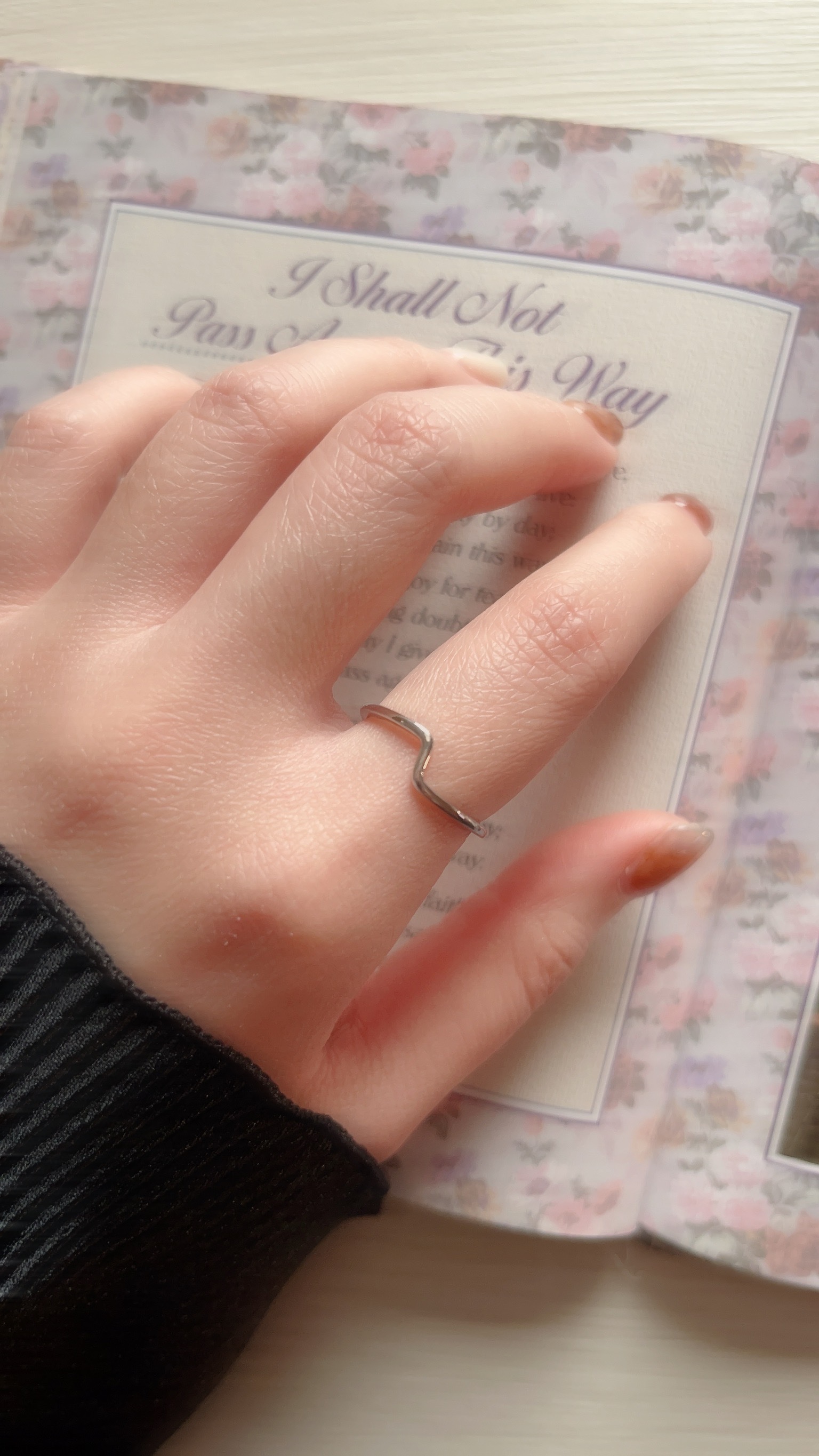 Heart Signal 看到這個像心動訊號的線條 馬上想到這個名字 也是我很愛看的韓國戀粽之一 我超愛看戀粽…  像心電圖的線條 戴起來很修飾手指 變得更修長 整體是優雅、知性的風格  戒圍是可調整的開口戒 可以隨手指調大小  單戴就很好看了 但它也非常百搭！ 隨手拿起我們的巴洛克珍珠戒搭配 或是宮廷風的金色公主戒 都很加分 散發著不同的魅力 你心動了嗎?