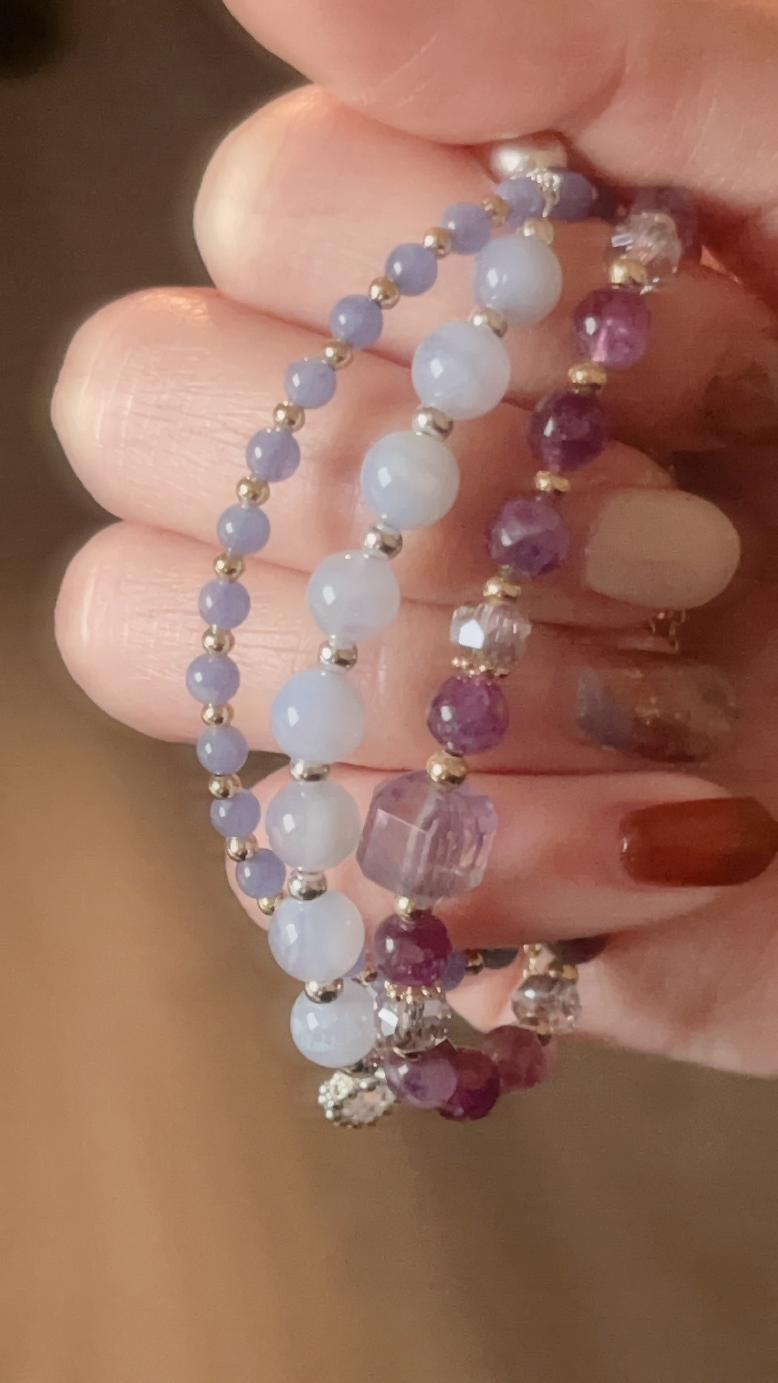 ✦ 藍紋石： 透中的淺藍, 還有美麗的紋路, 吊墜是閃亮的愛心, 超級可愛🩵  ✦ 坦桑石： 超愛這樣的紫羅蘭色.ᐟ.ᐟ 加上金色的隔珠, 好溫柔精緻🪻一看到就很心動的一款💌 ̖-  ✦ 紫水晶+紫祖母晶： 紫水晶跟紫祖母晶的搭配, 像是很好吃的藍莓蛋糕, 有幾顆像油畫暈染般的夢幻, 好好看💜