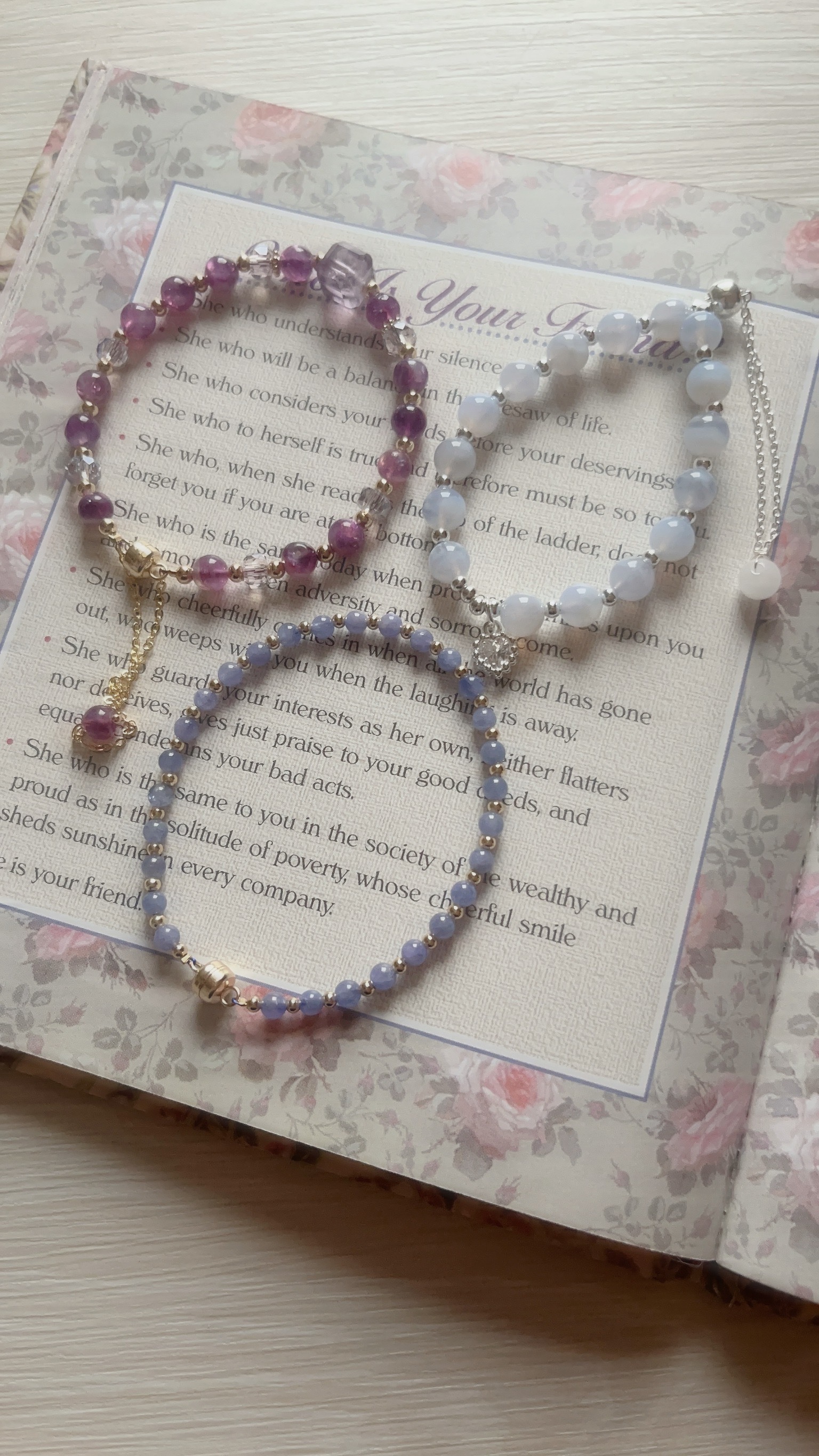 ✦ 藍紋石： 透中的淺藍, 還有美麗的紋路, 吊墜是閃亮的愛心, 超級可愛🩵  ✦ 坦桑石： 超愛這樣的紫羅蘭色.ᐟ.ᐟ 加上金色的隔珠, 好溫柔精緻🪻一看到就很心動的一款💌 ̖-  ✦ 紫水晶+紫祖母晶： 紫水晶跟紫祖母晶的搭配, 像是很好吃的藍莓蛋糕, 有幾顆像油畫暈染般的夢幻, 好好看💜