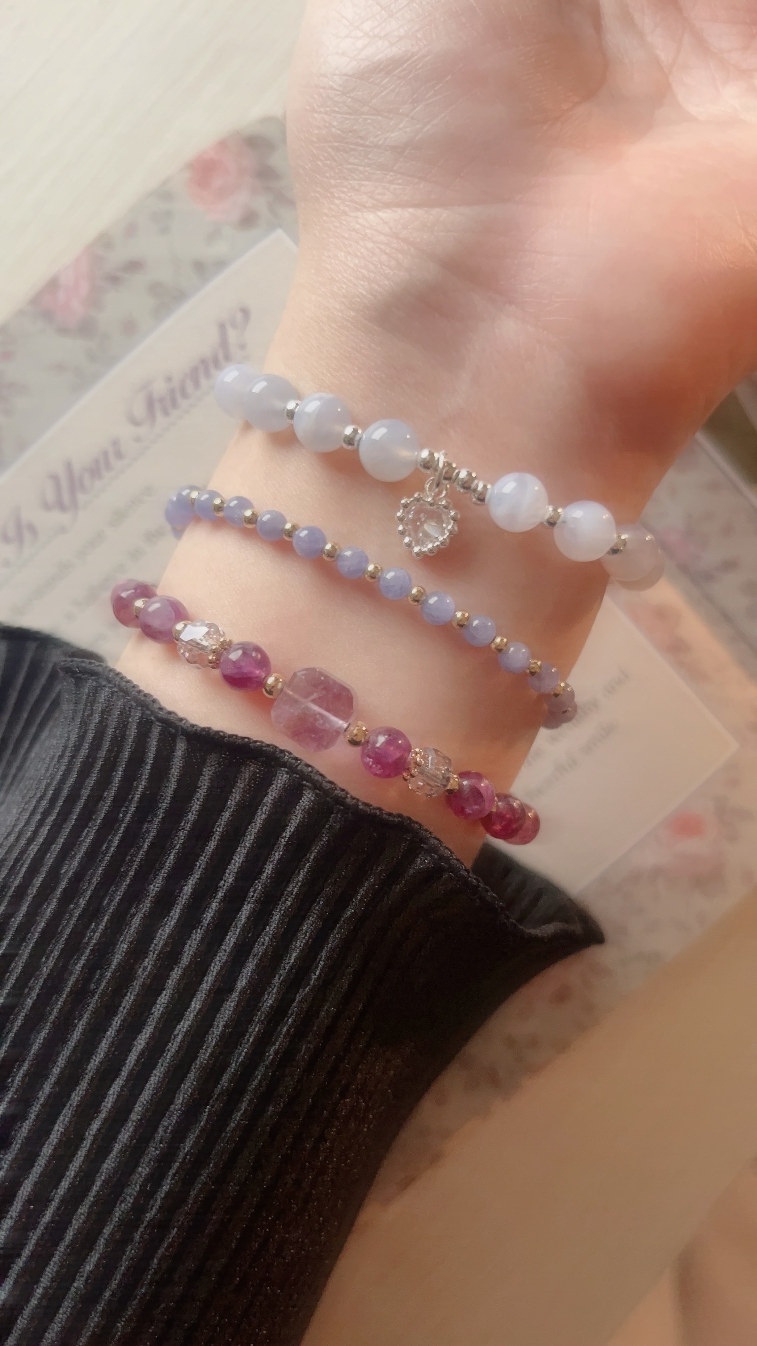 ✦ 藍紋石： 透中的淺藍, 還有美麗的紋路, 吊墜是閃亮的愛心, 超級可愛🩵  ✦ 坦桑石： 超愛這樣的紫羅蘭色.ᐟ.ᐟ 加上金色的隔珠, 好溫柔精緻🪻一看到就很心動的一款💌 ̖-  ✦ 紫水晶+紫祖母晶： 紫水晶跟紫祖母晶的搭配, 像是很好吃的藍莓蛋糕, 有幾顆像油畫暈染般的夢幻, 好好看💜