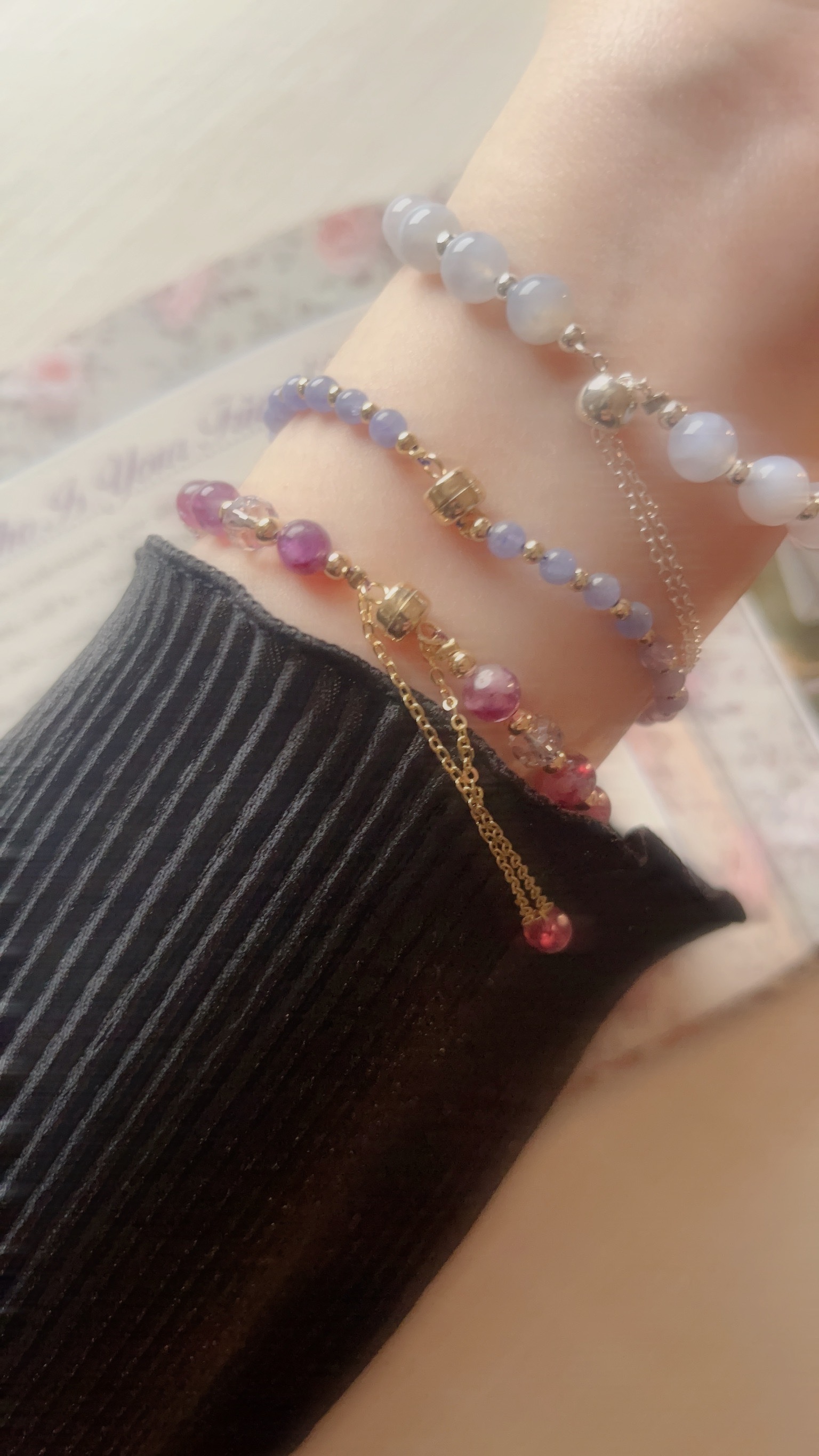✦ 藍紋石： 透中的淺藍, 還有美麗的紋路, 吊墜是閃亮的愛心, 超級可愛🩵  ✦ 坦桑石： 超愛這樣的紫羅蘭色.ᐟ.ᐟ 加上金色的隔珠, 好溫柔精緻🪻一看到就很心動的一款💌 ̖-  ✦ 紫水晶+紫祖母晶： 紫水晶跟紫祖母晶的搭配, 像是很好吃的藍莓蛋糕, 有幾顆像油畫暈染般的夢幻, 好好看💜