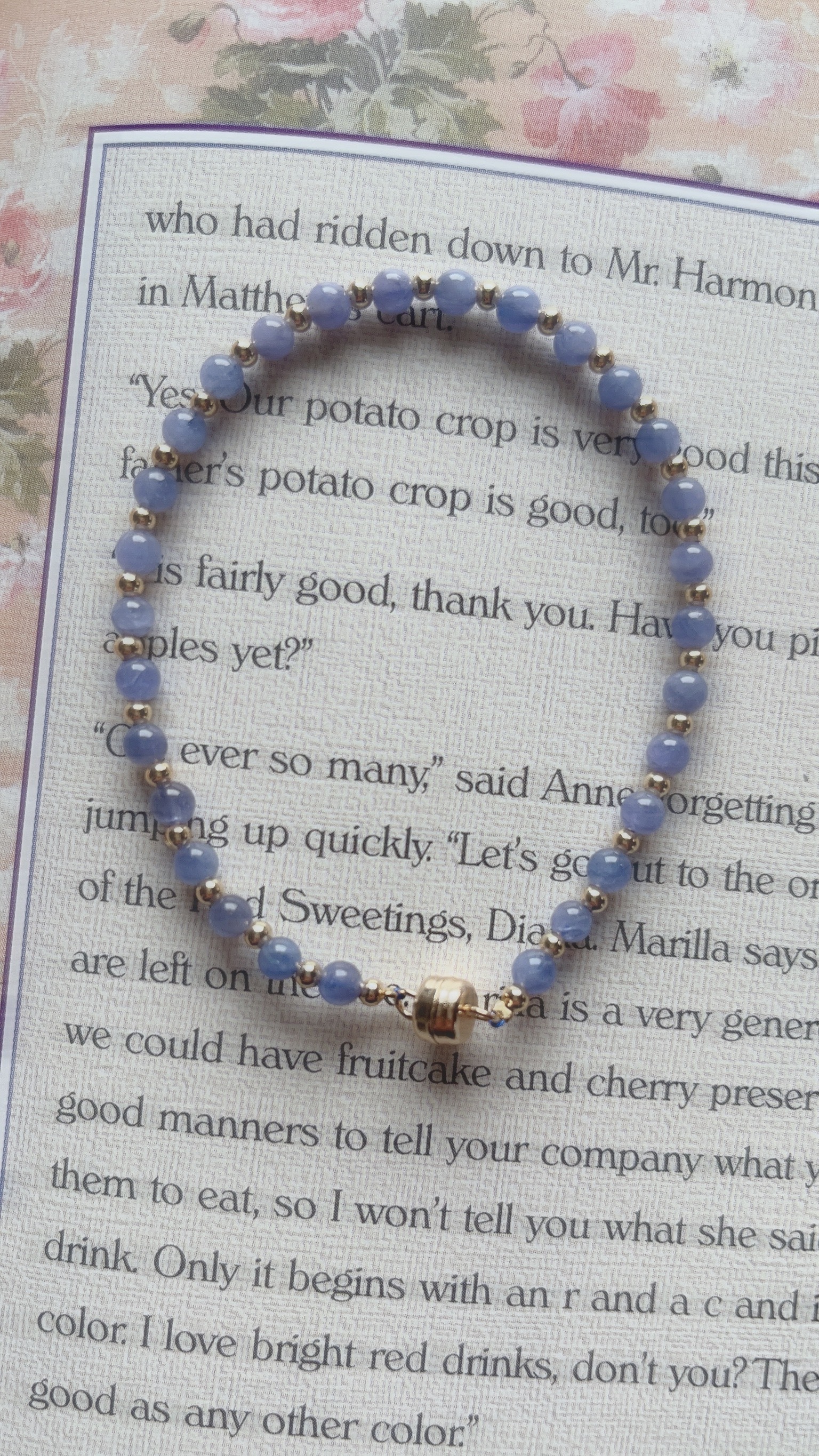 久違的天然石設計款手鍊來囉🩵 這次三款是美麗的藍藍紫紫色 而且其中兩款是超方便的磁吸扣👏🏻 已經為您們淨化完成 每顆都亮晶晶的唷✨  🧁石頭順序(影片第3秒上至下)： ✦ 藍紋石： 透中的淺藍, 還有美麗的紋路, 吊墜是閃亮的愛心, 超級可愛🩵  ✦ 坦桑石： 超愛這樣的紫羅蘭色.ᐟ.ᐟ 加上金色的隔珠, 好溫柔精緻🪻一看到就很心動的一款💌 ̖-  ✦ 紫水晶+紫祖母晶： 紫水晶跟紫祖母晶的搭配, 像是很好吃的藍莓蛋糕, 有幾顆像油畫暈染般的夢幻, 好好看💜