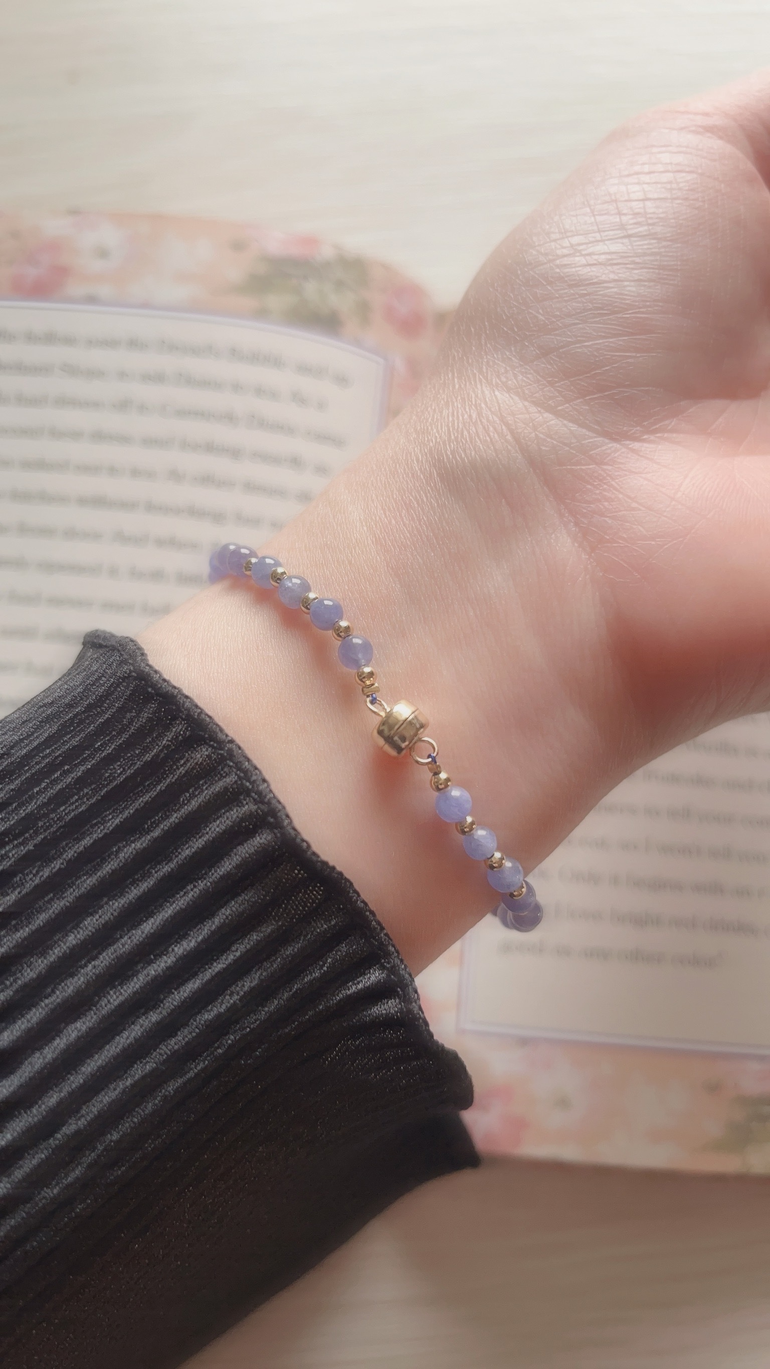 久違的天然石設計款手鍊來囉🩵 這次三款是美麗的藍藍紫紫色 而且其中兩款是超方便的磁吸扣👏🏻 已經為您們淨化完成 每顆都亮晶晶的唷✨  🧁石頭順序(影片第3秒上至下)： ✦ 藍紋石： 透中的淺藍, 還有美麗的紋路, 吊墜是閃亮的愛心, 超級可愛🩵  ✦ 坦桑石： 超愛這樣的紫羅蘭色.ᐟ.ᐟ 加上金色的隔珠, 好溫柔精緻🪻一看到就很心動的一款💌 ̖-  ✦ 紫水晶+紫祖母晶： 紫水晶跟紫祖母晶的搭配, 像是很好吃的藍莓蛋糕, 有幾顆像油畫暈染般的夢幻, 好好看💜