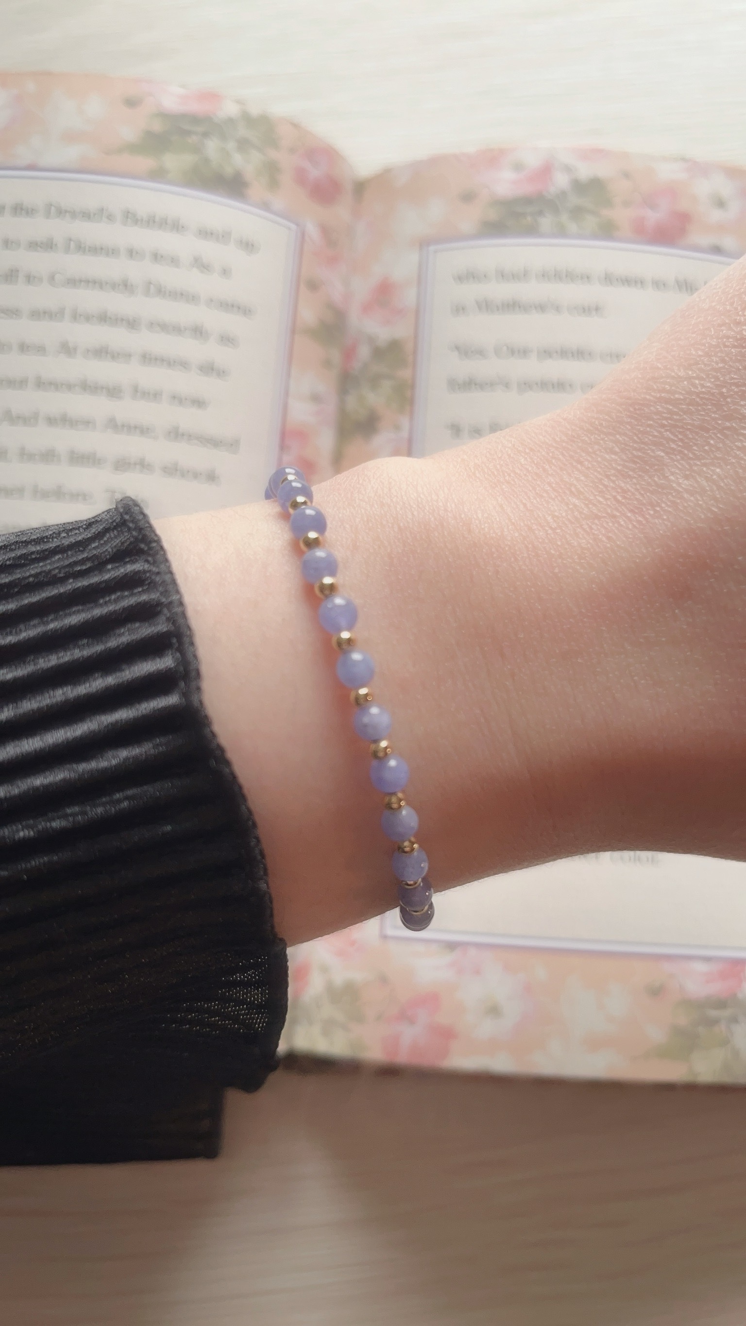 久違的天然石設計款手鍊來囉🩵 這次三款是美麗的藍藍紫紫色 而且其中兩款是超方便的磁吸扣👏🏻 已經為您們淨化完成 每顆都亮晶晶的唷✨  🧁石頭順序(影片第3秒上至下)： ✦ 藍紋石： 透中的淺藍, 還有美麗的紋路, 吊墜是閃亮的愛心, 超級可愛🩵  ✦ 坦桑石： 超愛這樣的紫羅蘭色.ᐟ.ᐟ 加上金色的隔珠, 好溫柔精緻🪻一看到就很心動的一款💌 ̖-  ✦ 紫水晶+紫祖母晶： 紫水晶跟紫祖母晶的搭配, 像是很好吃的藍莓蛋糕, 有幾顆像油畫暈染般的夢幻, 好好看💜