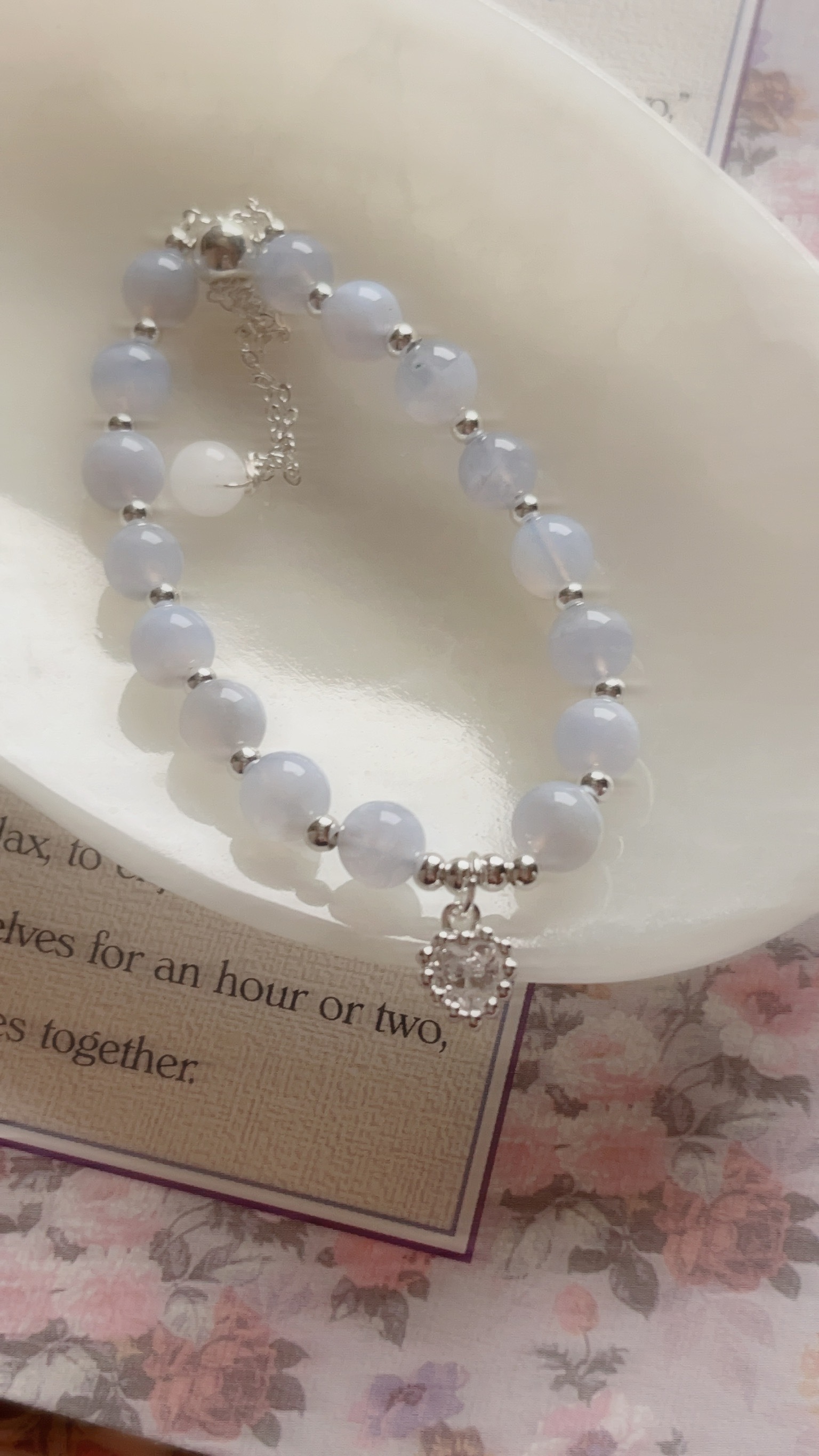 久違的天然石設計款手鍊來囉🩵 這次三款是美麗的藍藍紫紫色 而且其中兩款是超方便的磁吸扣👏🏻 已經為您們淨化完成 每顆都亮晶晶的唷✨  🧁石頭順序(影片第3秒上至下)： ✦ 藍紋石： 透中的淺藍, 還有美麗的紋路, 吊墜是閃亮的愛心, 超級可愛🩵  ✦ 坦桑石： 超愛這樣的紫羅蘭色.ᐟ.ᐟ 加上金色的隔珠, 好溫柔精緻🪻一看到就很心動的一款💌 ̖-  ✦ 紫水晶+紫祖母晶： 紫水晶跟紫祖母晶的搭配, 像是很好吃的藍莓蛋糕, 有幾顆像油畫暈染般的夢幻, 好好看💜