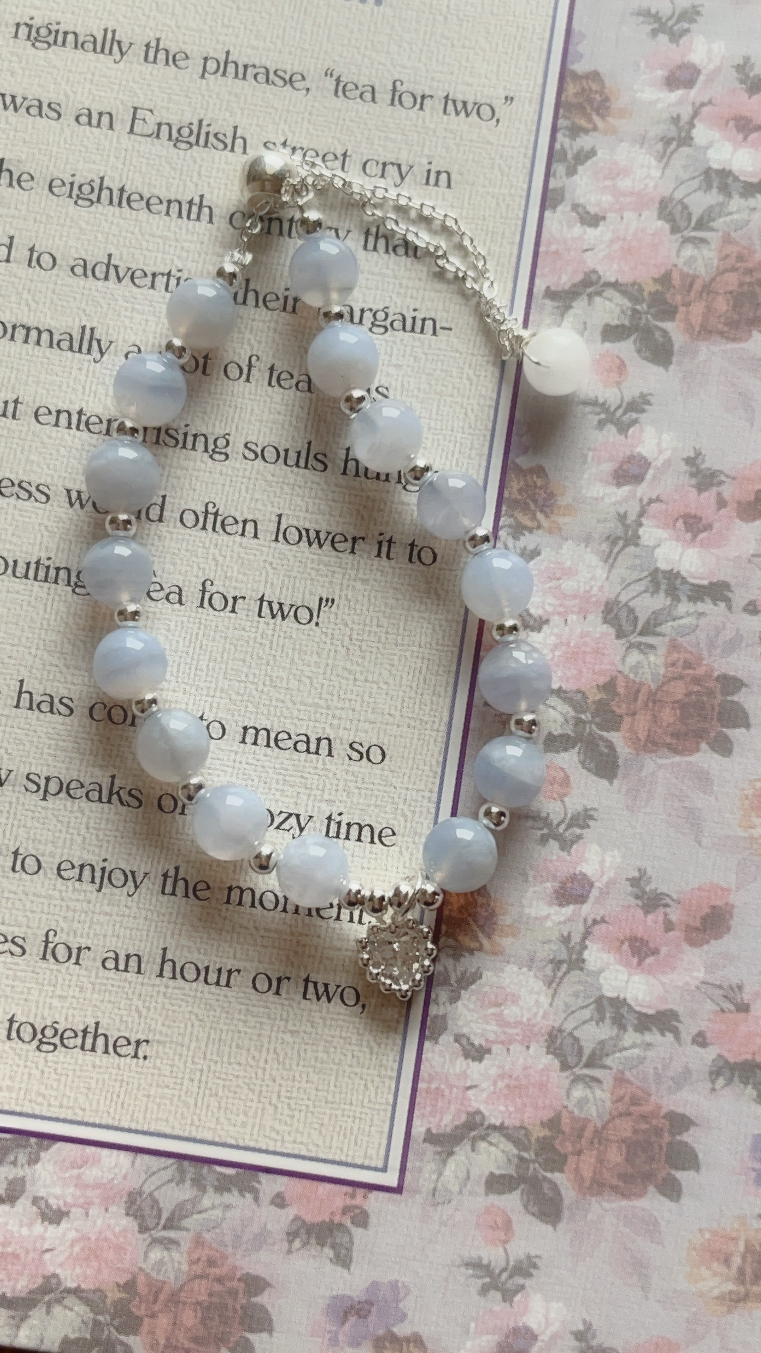 久違的天然石設計款手鍊來囉🩵 這次三款是美麗的藍藍紫紫色 而且其中兩款是超方便的磁吸扣👏🏻 已經為您們淨化完成 每顆都亮晶晶的唷✨  🧁石頭順序(影片第3秒上至下)： ✦ 藍紋石： 透中的淺藍, 還有美麗的紋路, 吊墜是閃亮的愛心, 超級可愛🩵  ✦ 坦桑石： 超愛這樣的紫羅蘭色.ᐟ.ᐟ 加上金色的隔珠, 好溫柔精緻🪻一看到就很心動的一款💌 ̖-  ✦ 紫水晶+紫祖母晶： 紫水晶跟紫祖母晶的搭配, 像是很好吃的藍莓蛋糕, 有幾顆像油畫暈染般的夢幻, 好好看💜