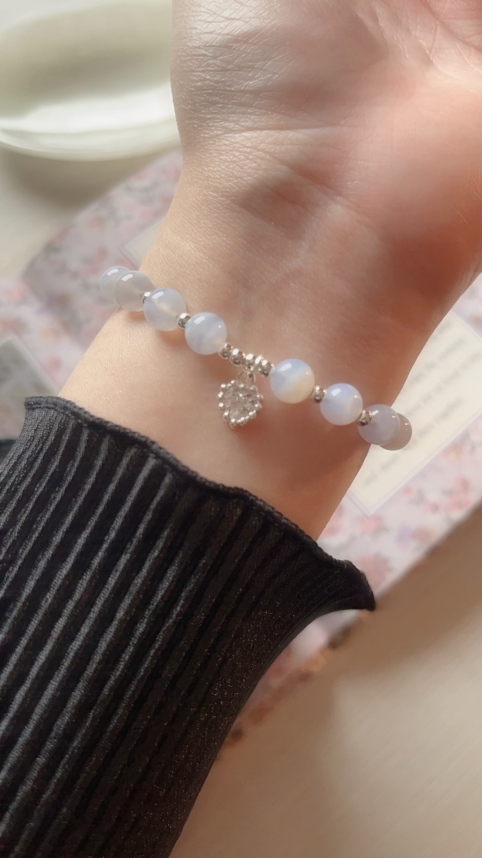 久違的天然石設計款手鍊來囉🩵 這次三款是美麗的藍藍紫紫色 而且其中兩款是超方便的磁吸扣👏🏻 已經為您們淨化完成 每顆都亮晶晶的唷✨  🧁石頭順序(影片第3秒上至下)： ✦ 藍紋石： 透中的淺藍, 還有美麗的紋路, 吊墜是閃亮的愛心, 超級可愛🩵  ✦ 坦桑石： 超愛這樣的紫羅蘭色.ᐟ.ᐟ 加上金色的隔珠, 好溫柔精緻🪻一看到就很心動的一款💌 ̖-  ✦ 紫水晶+紫祖母晶： 紫水晶跟紫祖母晶的搭配, 像是很好吃的藍莓蛋糕, 有幾顆像油畫暈染般的夢幻, 好好看💜