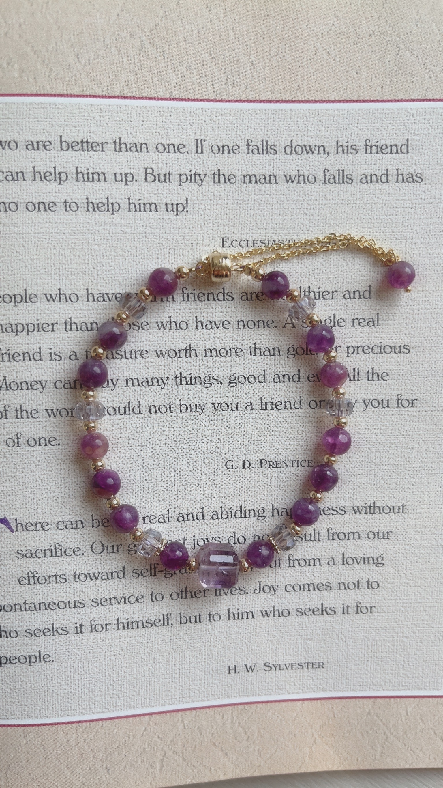 久違的天然石設計款手鍊來囉🩵 這次三款是美麗的藍藍紫紫色 而且其中兩款是超方便的磁吸扣👏🏻 已經為您們淨化完成 每顆都亮晶晶的唷✨  🧁石頭順序(影片第3秒上至下)： ✦ 藍紋石： 透中的淺藍, 還有美麗的紋路, 吊墜是閃亮的愛心, 超級可愛🩵  ✦ 坦桑石： 超愛這樣的紫羅蘭色.ᐟ.ᐟ 加上金色的隔珠, 好溫柔精緻🪻一看到就很心動的一款💌 ̖-  ✦ 紫水晶+紫祖母晶： 紫水晶跟紫祖母晶的搭配, 像是很好吃的藍莓蛋糕, 有幾顆像油畫暈染般的夢幻, 好好看💜