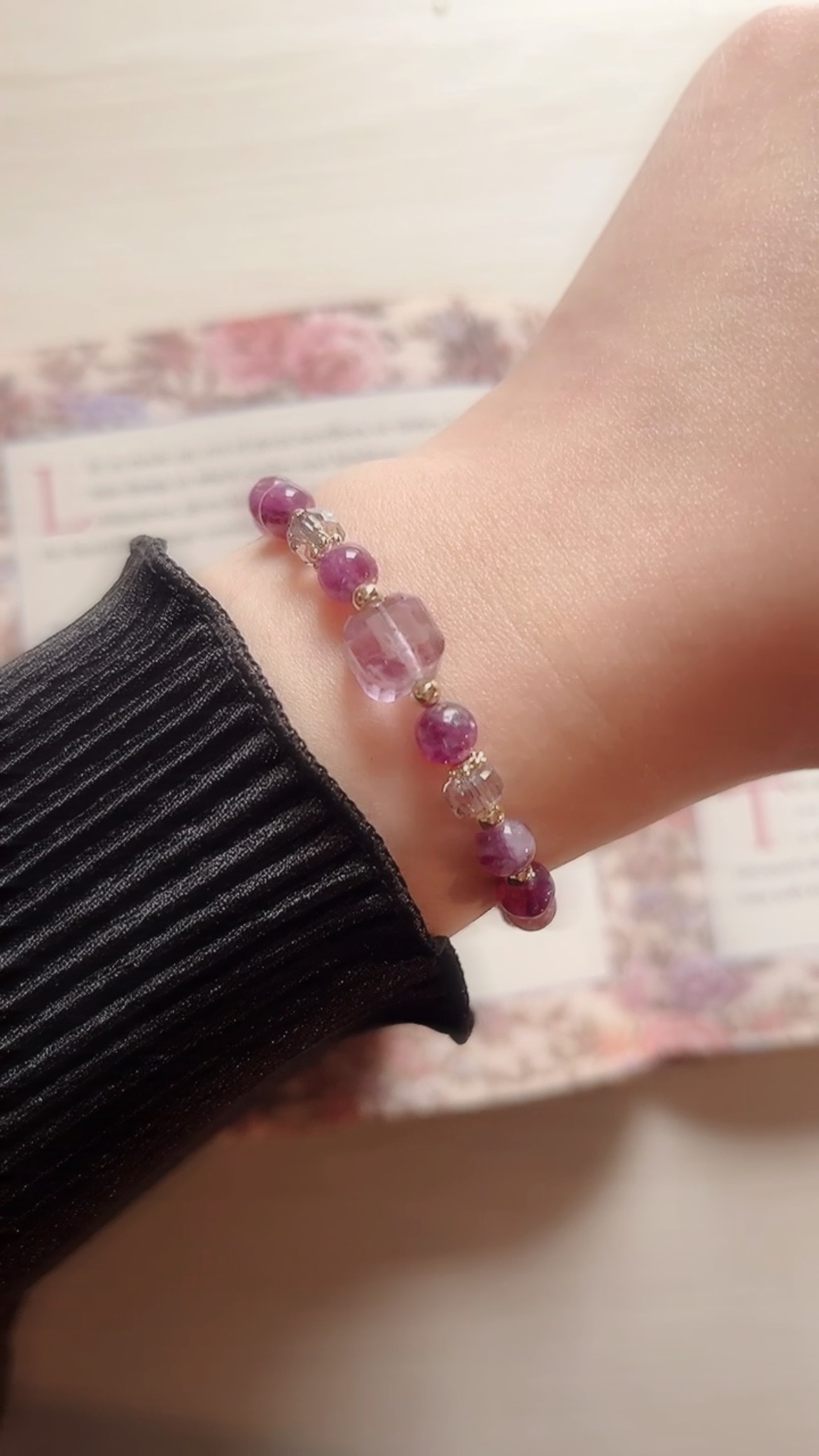 久違的天然石設計款手鍊來囉🩵 這次三款是美麗的藍藍紫紫色 而且其中兩款是超方便的磁吸扣👏🏻 已經為您們淨化完成 每顆都亮晶晶的唷✨  🧁石頭順序(影片第3秒上至下)： ✦ 藍紋石： 透中的淺藍, 還有美麗的紋路, 吊墜是閃亮的愛心, 超級可愛🩵  ✦ 坦桑石： 超愛這樣的紫羅蘭色.ᐟ.ᐟ 加上金色的隔珠, 好溫柔精緻🪻一看到就很心動的一款💌 ̖-  ✦ 紫水晶+紫祖母晶： 紫水晶跟紫祖母晶的搭配, 像是很好吃的藍莓蛋糕, 有幾顆像油畫暈染般的夢幻, 好好看💜