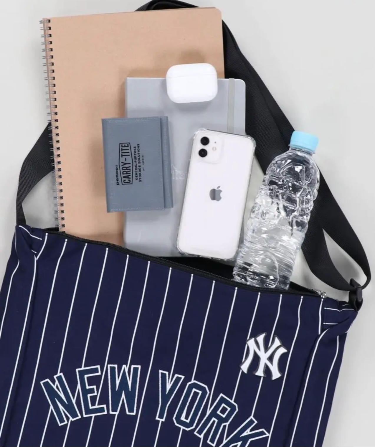 【預購】J0105901 MLB 單肩包（藍白條紋）