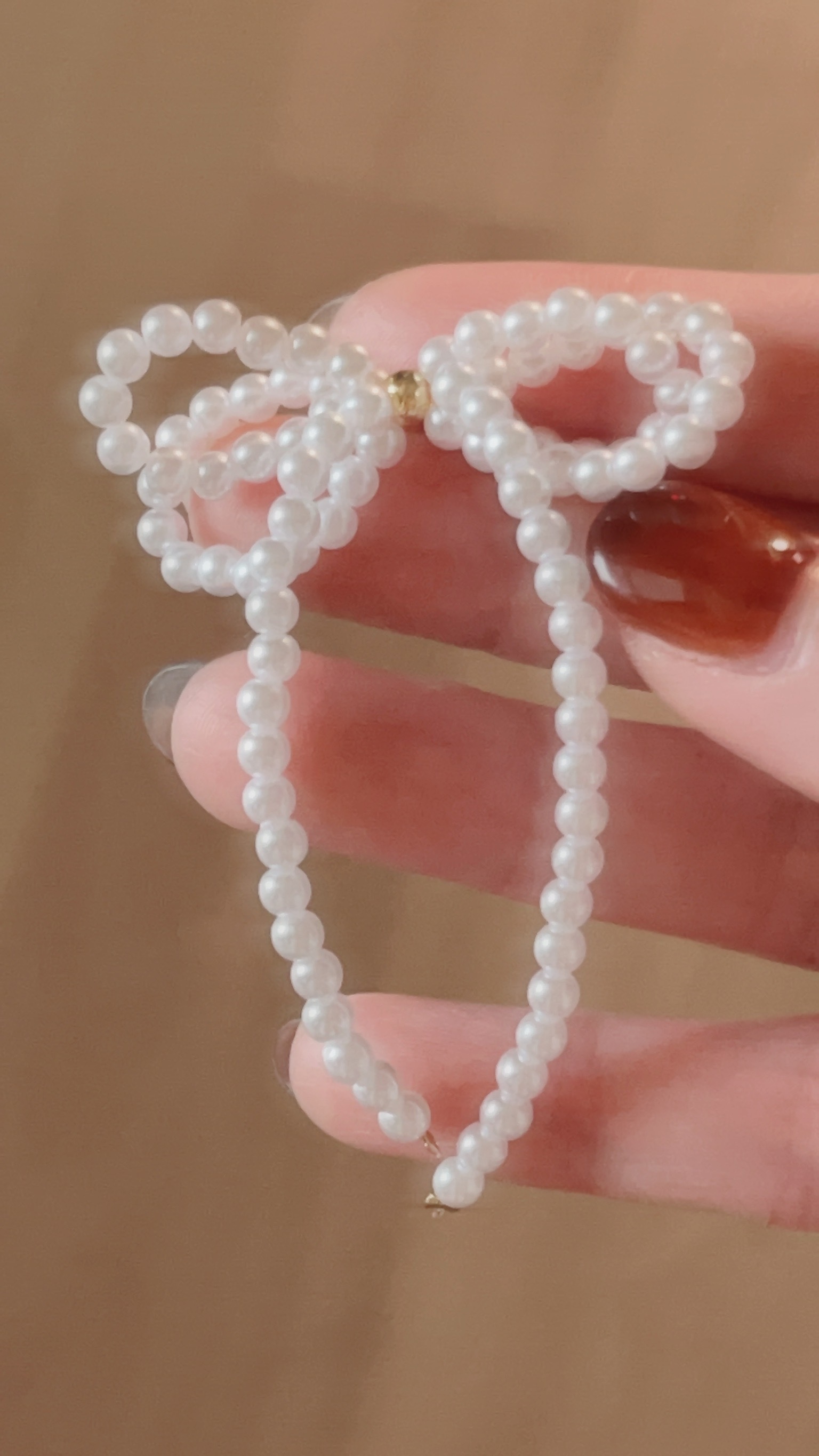 平常很少戴大大的耳環 但是看到這款珍珠串成的雙耳蝴蝶結時 覺得大的好優雅、好有獨特的魅力💖 毫不猶豫地收下它!  雙耳蝴蝶結好有層次感 像優雅的仙女蝴蝶在飛~🦋 可愛的同時，也不失成熟感  戴上耳朵，無需太多其他的裝飾就很有造型 也可以把臉變小 讓你在茫茫人海中，顯得最出眾✨  蝴蝶結尾巴隨著動作擺動 像小貓咪的尾巴一樣可愛! 摸起來也是親膚柔軟的 為穿搭加分的同時，也舒舒服服~  還沒有嘗試過大耳環的親辜 這款推薦你試試看唷~