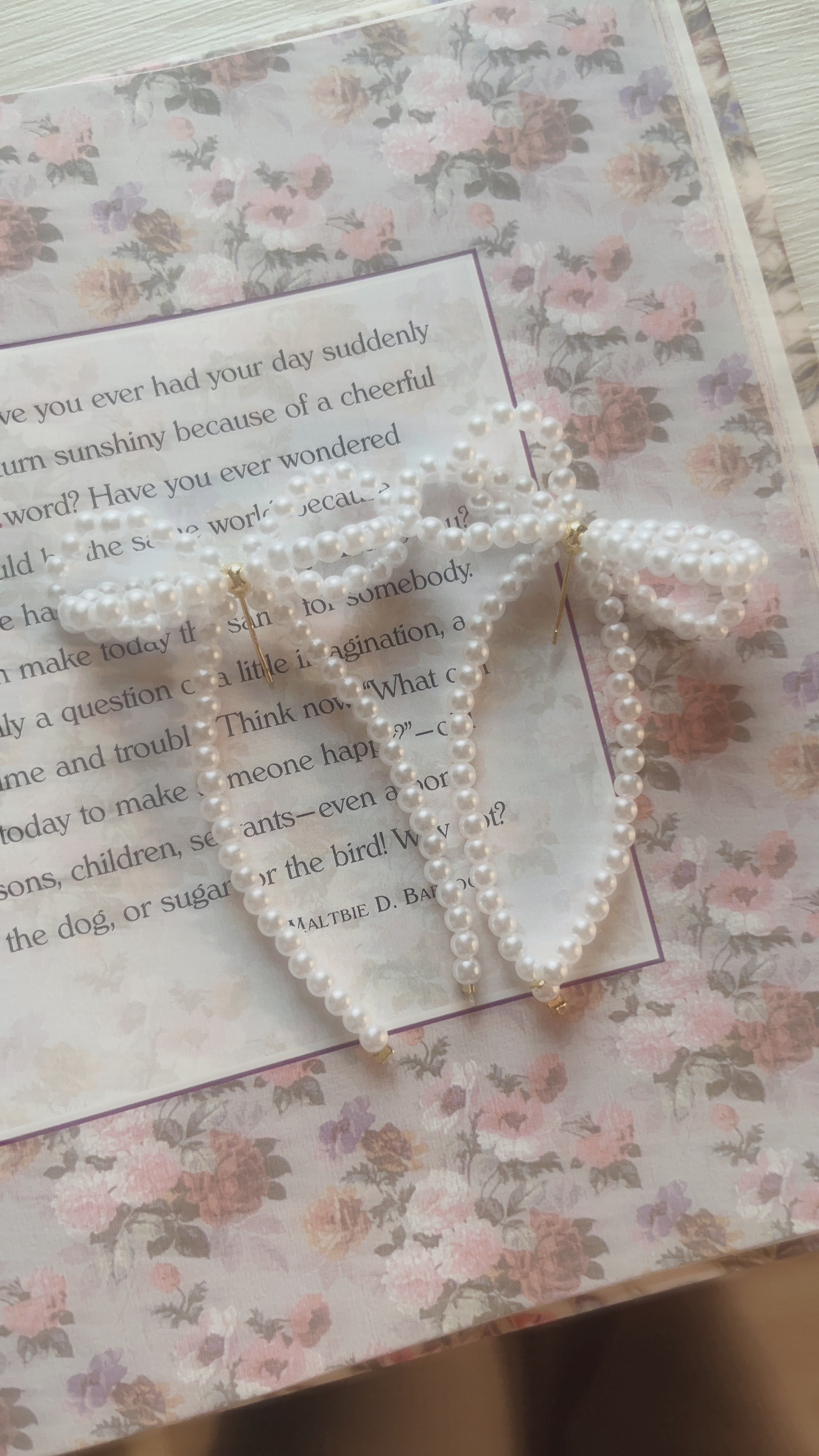 平常很少戴大大的耳環 但是看到這款珍珠串成的雙耳蝴蝶結時 覺得大的好優雅、好有獨特的魅力💖 毫不猶豫地收下它!  雙耳蝴蝶結好有層次感 像優雅的仙女蝴蝶在飛~🦋 可愛的同時，也不失成熟感  戴上耳朵，無需太多其他的裝飾就很有造型 也可以把臉變小 讓你在茫茫人海中，顯得最出眾✨  蝴蝶結尾巴隨著動作擺動 像小貓咪的尾巴一樣可愛! 摸起來也是親膚柔軟的 為穿搭加分的同時，也舒舒服服~  還沒有嘗試過大耳環的親辜 這款推薦你試試看唷~