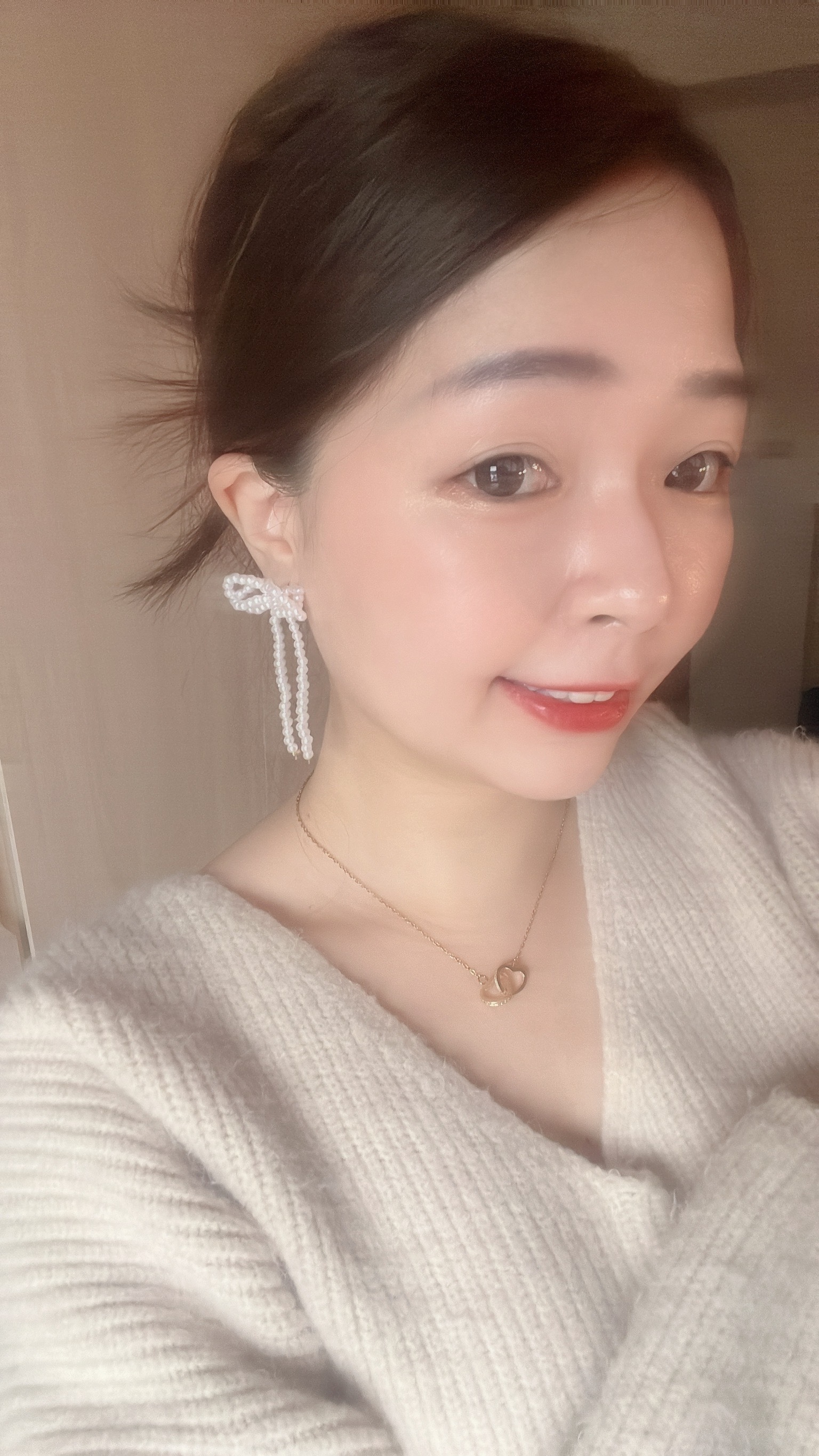 平常很少戴大大的耳環 但是看到這款珍珠串成的雙耳蝴蝶結時 覺得大的好優雅、好有獨特的魅力💖 毫不猶豫地收下它!  雙耳蝴蝶結好有層次感 像優雅的仙女蝴蝶在飛~🦋 可愛的同時，也不失成熟感  戴上耳朵，無需太多其他的裝飾就很有造型 也可以把臉變小 讓你在茫茫人海中，顯得最出眾✨  蝴蝶結尾巴隨著動作擺動 像小貓咪的尾巴一樣可愛! 摸起來也是親膚柔軟的 為穿搭加分的同時，也舒舒服服~  還沒有嘗試過大耳環的親辜 這款推薦你試試看唷~