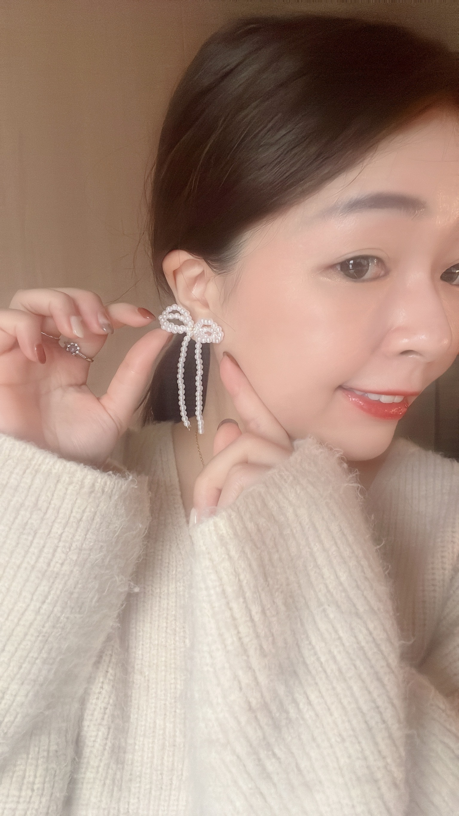 平常很少戴大大的耳環 但是看到這款珍珠串成的雙耳蝴蝶結時 覺得大的好優雅、好有獨特的魅力💖 毫不猶豫地收下它!  雙耳蝴蝶結好有層次感 像優雅的仙女蝴蝶在飛~🦋 可愛的同時，也不失成熟感  戴上耳朵，無需太多其他的裝飾就很有造型 也可以把臉變小 讓你在茫茫人海中，顯得最出眾✨  蝴蝶結尾巴隨著動作擺動 像小貓咪的尾巴一樣可愛! 摸起來也是親膚柔軟的 為穿搭加分的同時，也舒舒服服~  還沒有嘗試過大耳環的親辜 這款推薦你試試看唷~