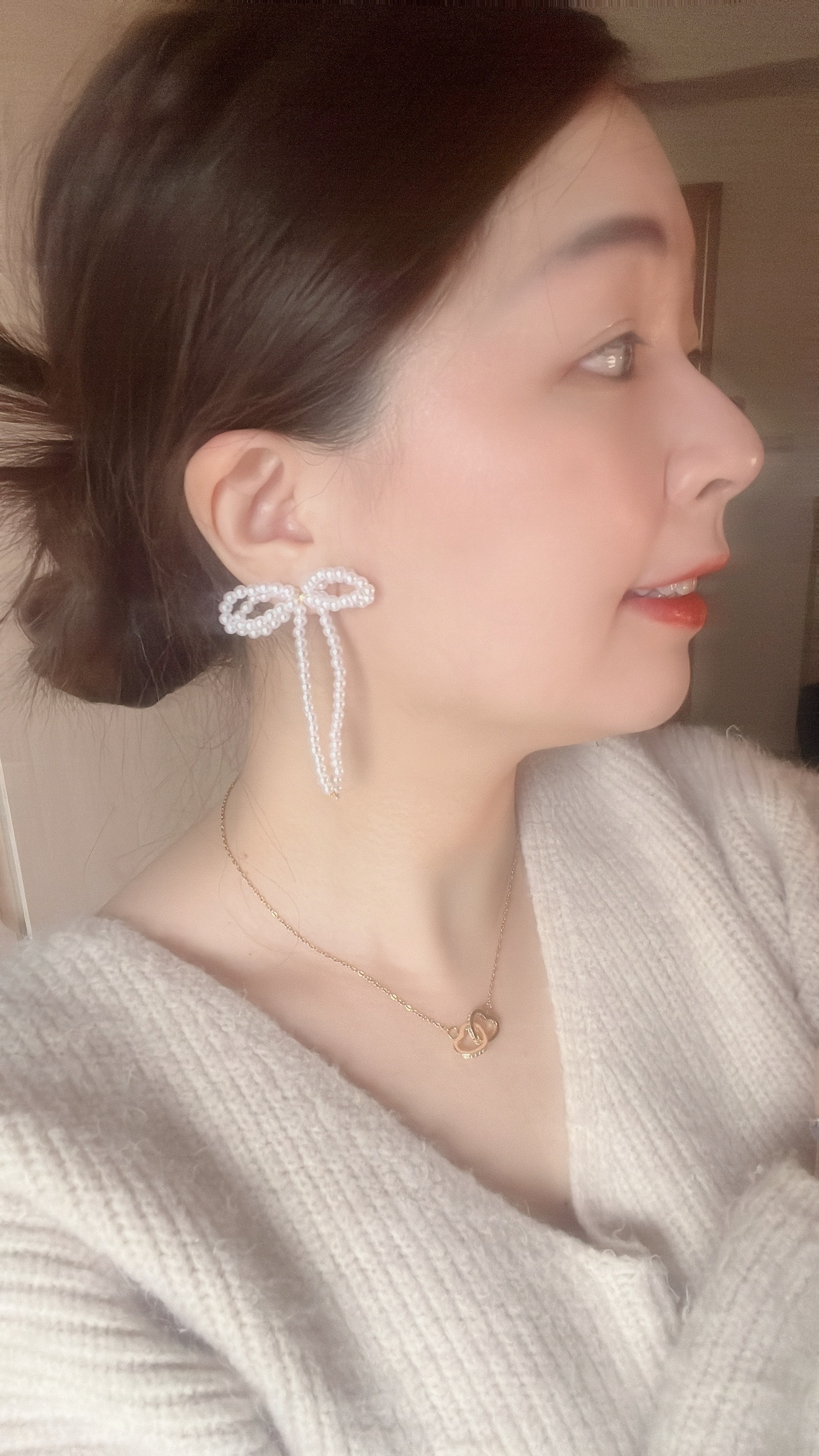 平常很少戴大大的耳環 但是看到這款珍珠串成的雙耳蝴蝶結時 覺得大的好優雅、好有獨特的魅力💖 毫不猶豫地收下它!  雙耳蝴蝶結好有層次感 像優雅的仙女蝴蝶在飛~🦋 可愛的同時，也不失成熟感  戴上耳朵，無需太多其他的裝飾就很有造型 也可以把臉變小 讓你在茫茫人海中，顯得最出眾✨  蝴蝶結尾巴隨著動作擺動 像小貓咪的尾巴一樣可愛! 摸起來也是親膚柔軟的 為穿搭加分的同時，也舒舒服服~  還沒有嘗試過大耳環的親辜 這款推薦你試試看唷~